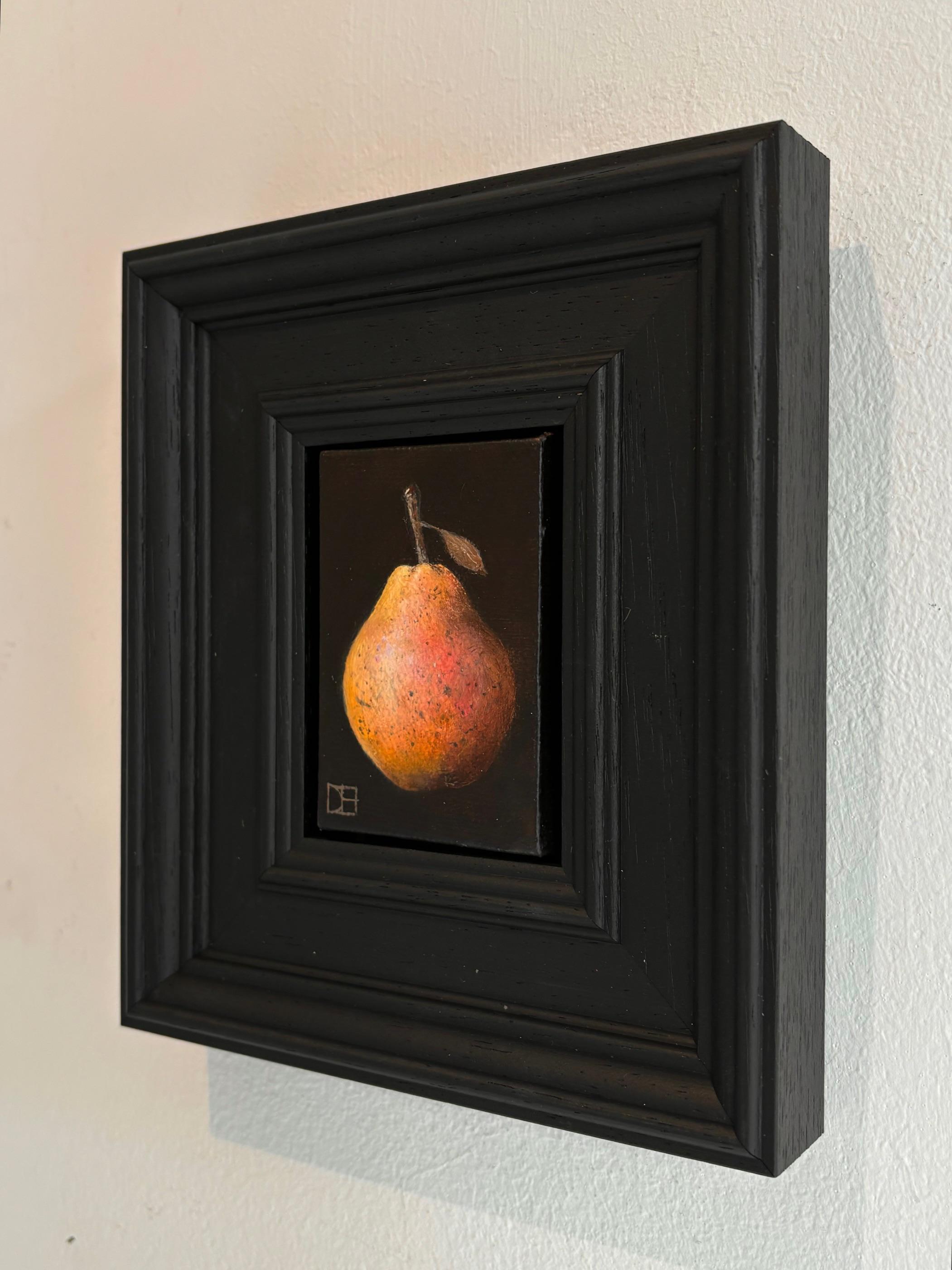 Pocket Blush Pear - Original Realismus Stillleben Obst - zeitgenössische Kunst (Schwarz), Still-Life Painting, von Dani Humberstone