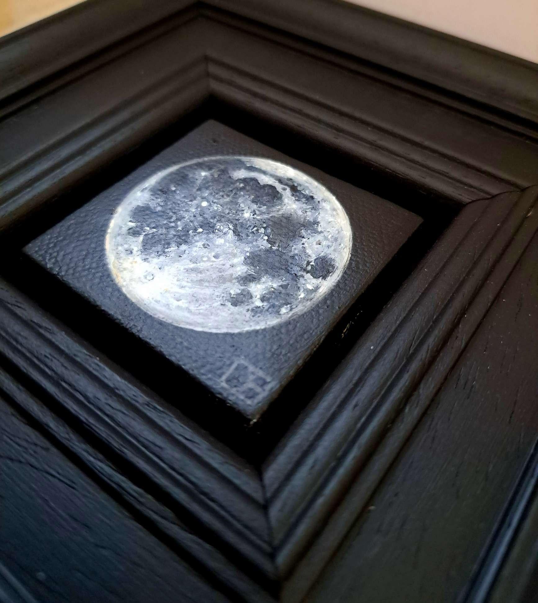 Luna Llena Brillante de Bolsillo, Pintura Original, Naturaleza Muerta, Arte Lunar - Painting de Dani Humberstone