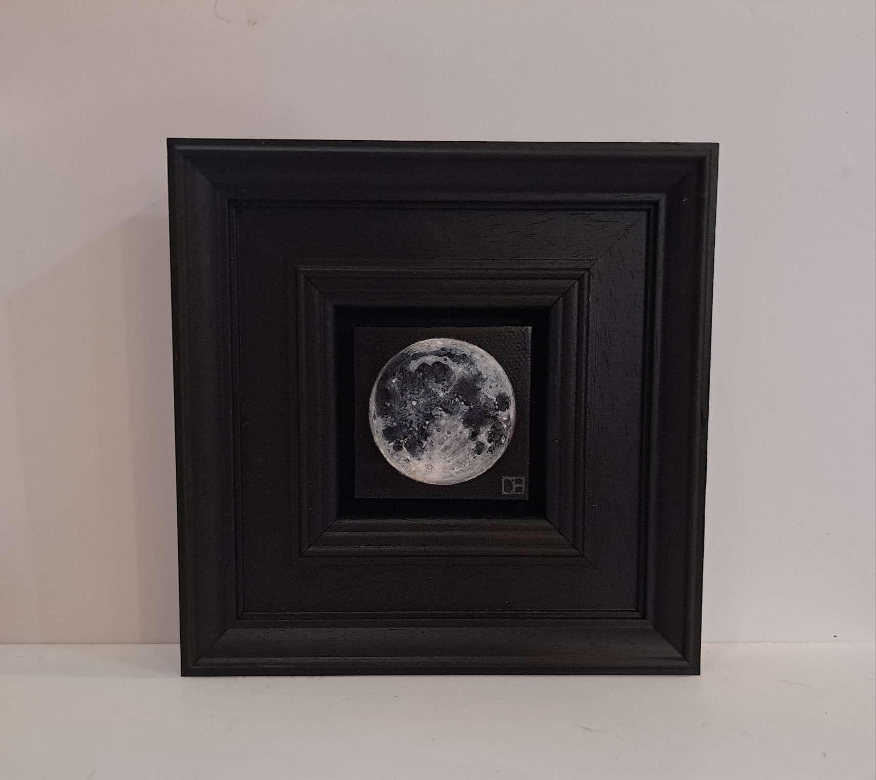 Luna Llena Brillante de Bolsillo, Pintura Original, Naturaleza Muerta, Arte Lunar - Still-Life Painting Negro de Dani Humberstone