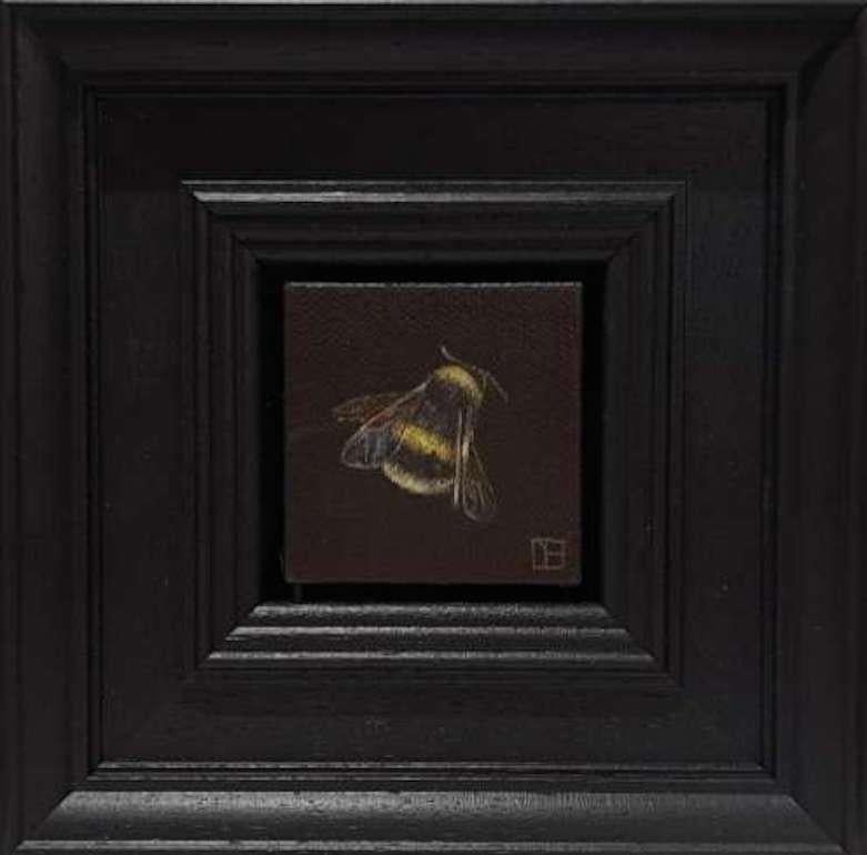 Dani Humberstone Still-Life Painting – Tasche Bumble Bee 3, Barock-Stillleben, Insekten, Tiere, Erd, Erschwingliche Kunst, Frühling