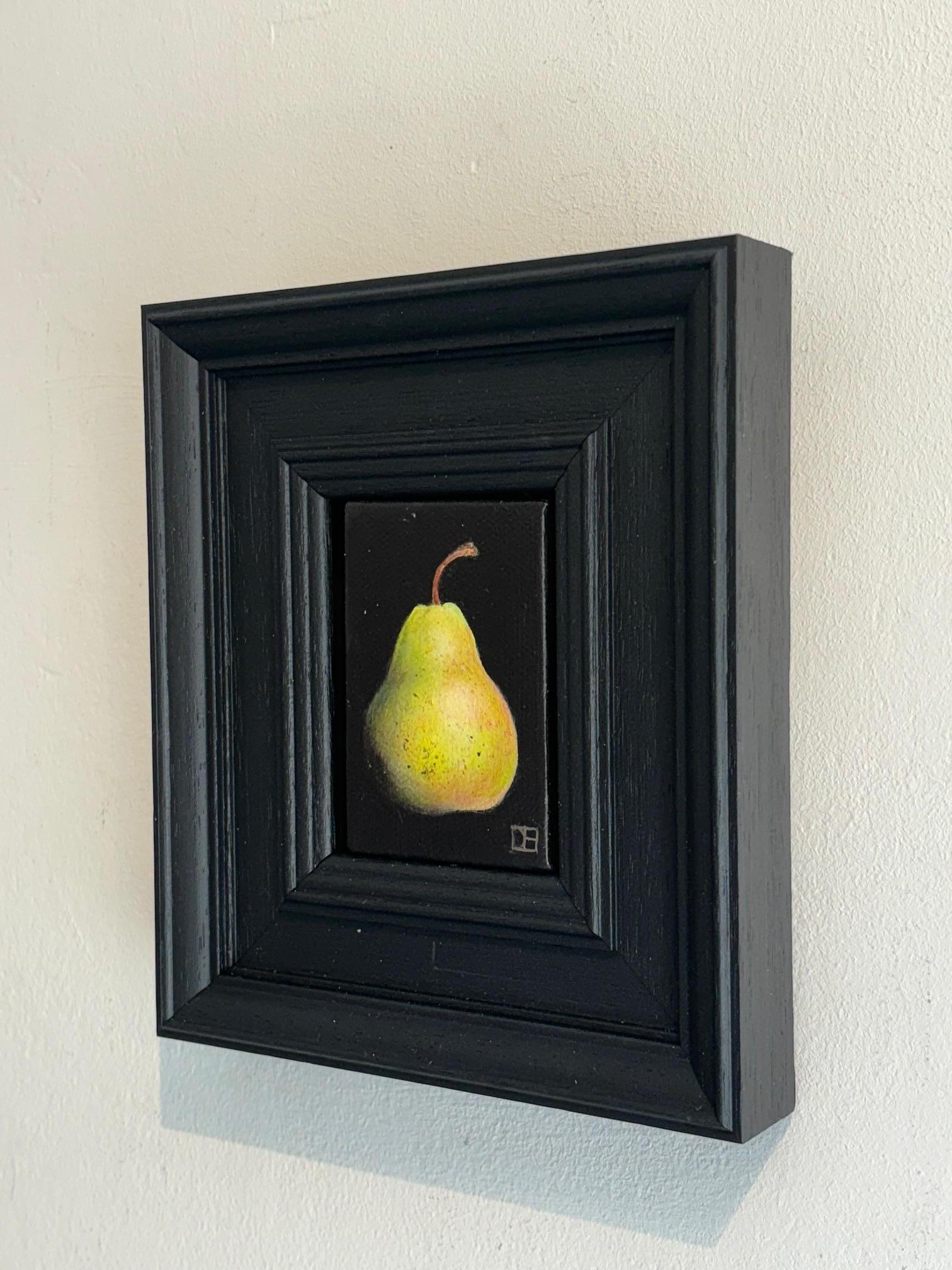 Pera cedrina tascabile - natura morta di frutta originale e realistica - arte contemporanea - Painting Realismo di Dani Humberstone