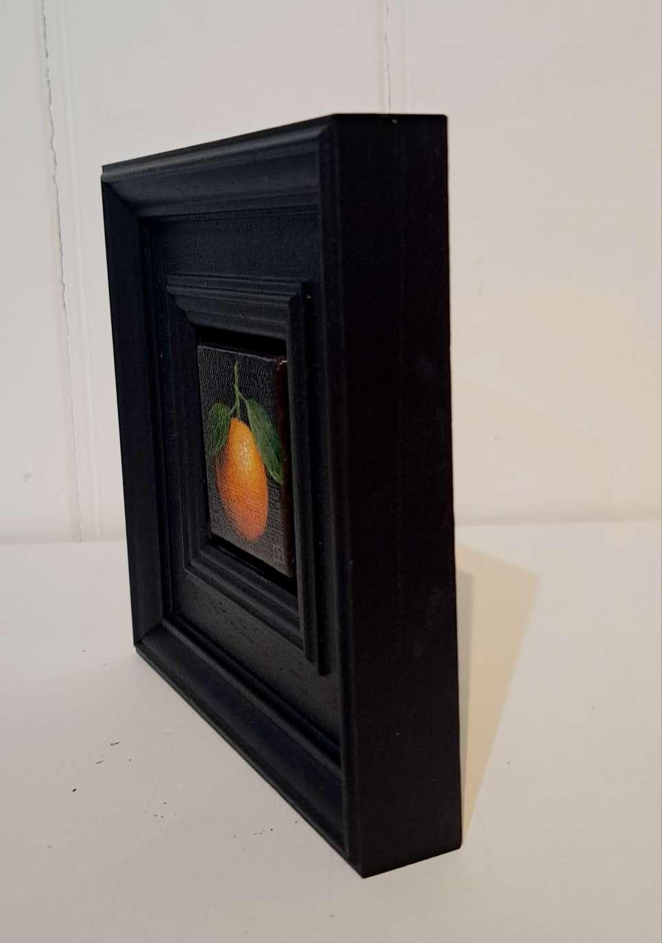 Pocket Clementine est une peinture à l'huile originale de Dani Humberstone qui fait partie de sa série Pocket Painting comprenant des peintures à l'huile réalistes à petite échelle avec un clin d'œil aux natures mortes baroques. Les peintures sont