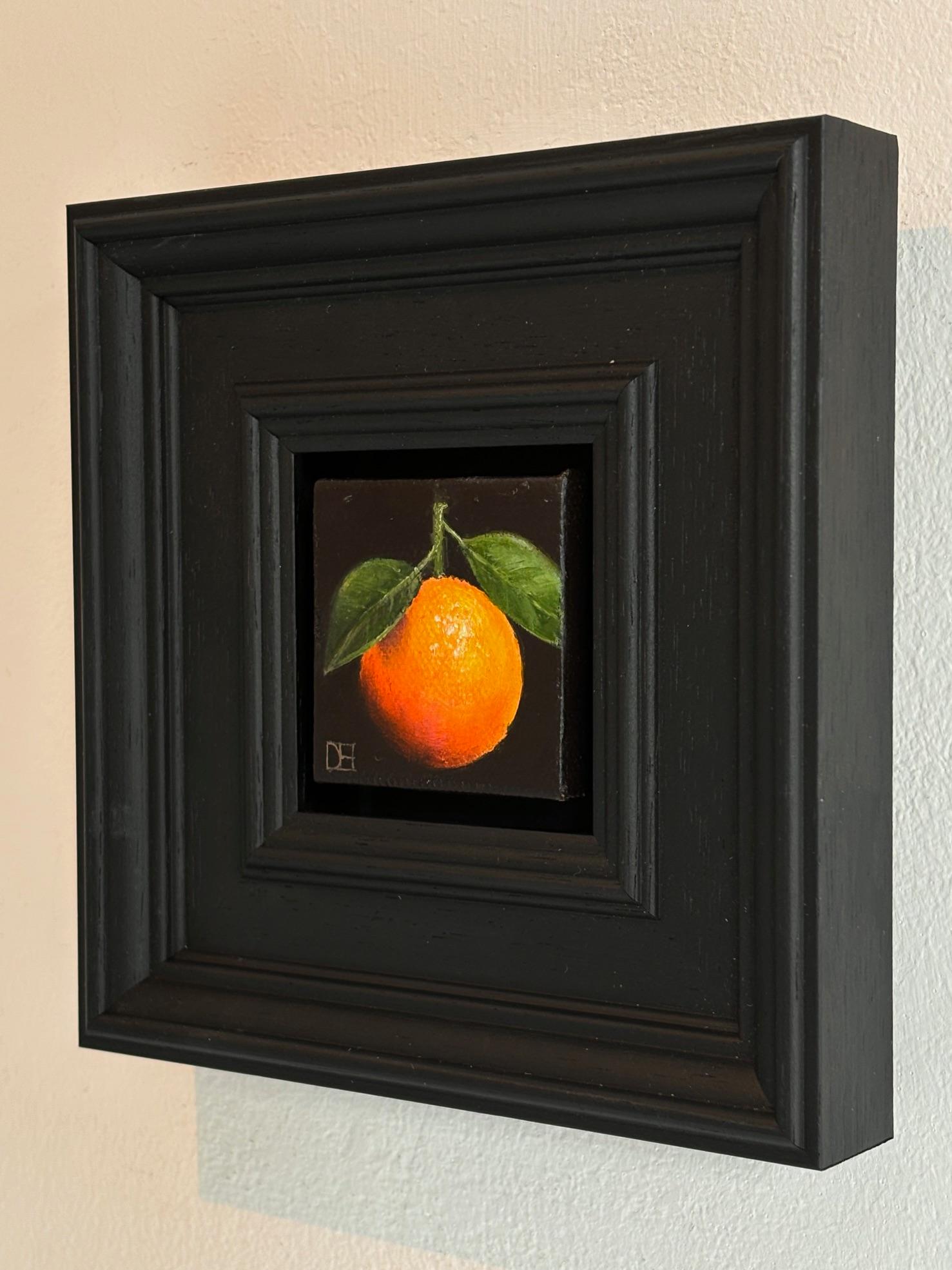 Pocket Clementine - Original Realismus Stillleben Obst - zeitgenössische Kunst (Schwarz), Still-Life Painting, von Dani Humberstone
