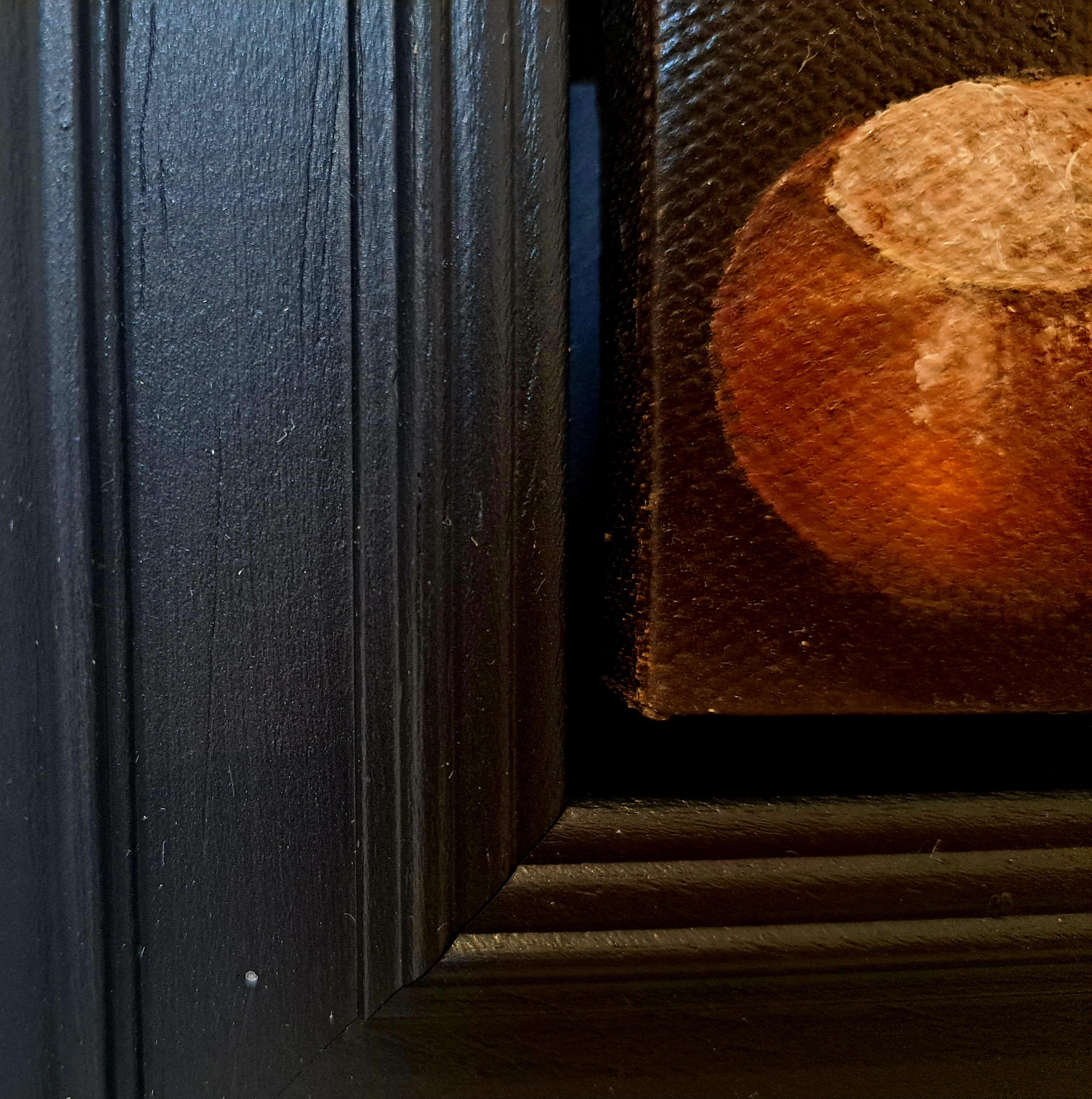 Pocket Conker [2023] è un dipinto a olio originale di Dani Humberstone che fa parte della sua serie Pocket Painting, caratterizzata da dipinti a olio realistici in scala ridotta con un accenno alla natura morta barocca. I dipinti sono incastonati in