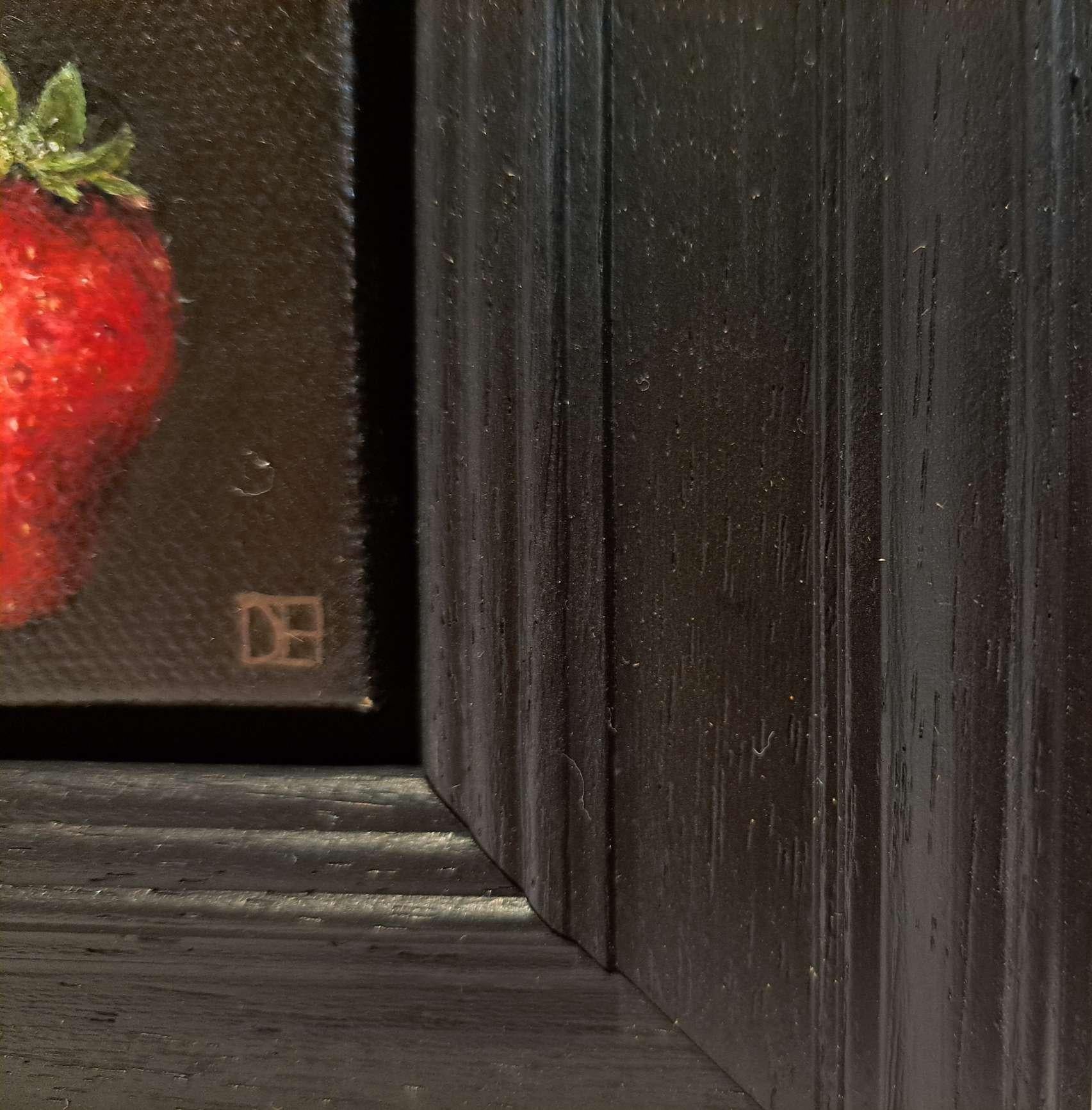 Pocket Crimson Strawberry 2 c ist ein Original-Ölgemälde von Dani Humberstone als Teil ihrer Pocket Painting-Serie, die realistische Ölgemälde in kleinem Maßstab mit einer Anspielung auf die barocke Stilllebenmalerei umfasst. Die Gemälde sind in