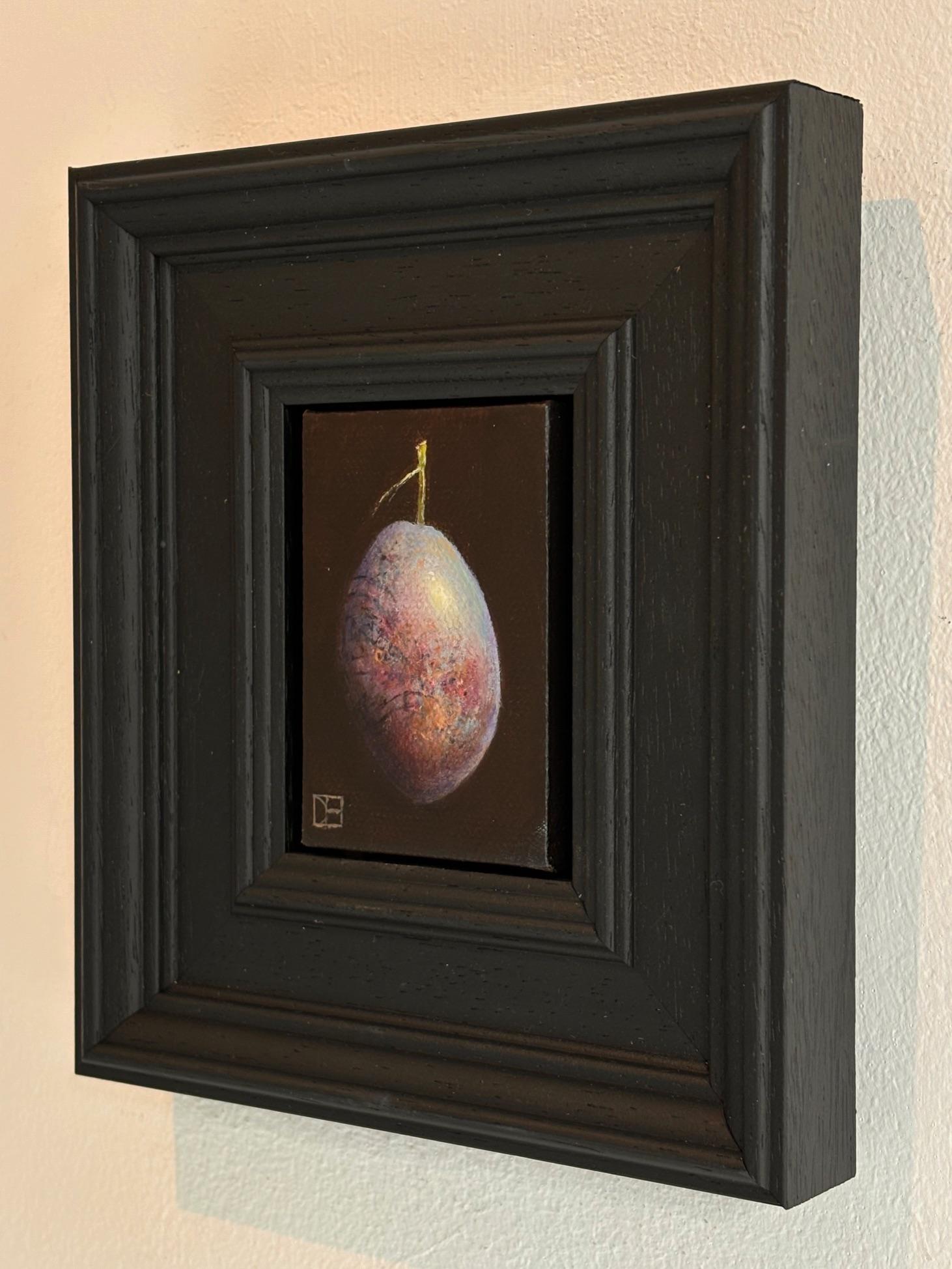 Pocket Damson - Original Realismus Stillleben Obst - zeitgenössische Kunst (Schwarz), Interior Painting, von Dani Humberstone