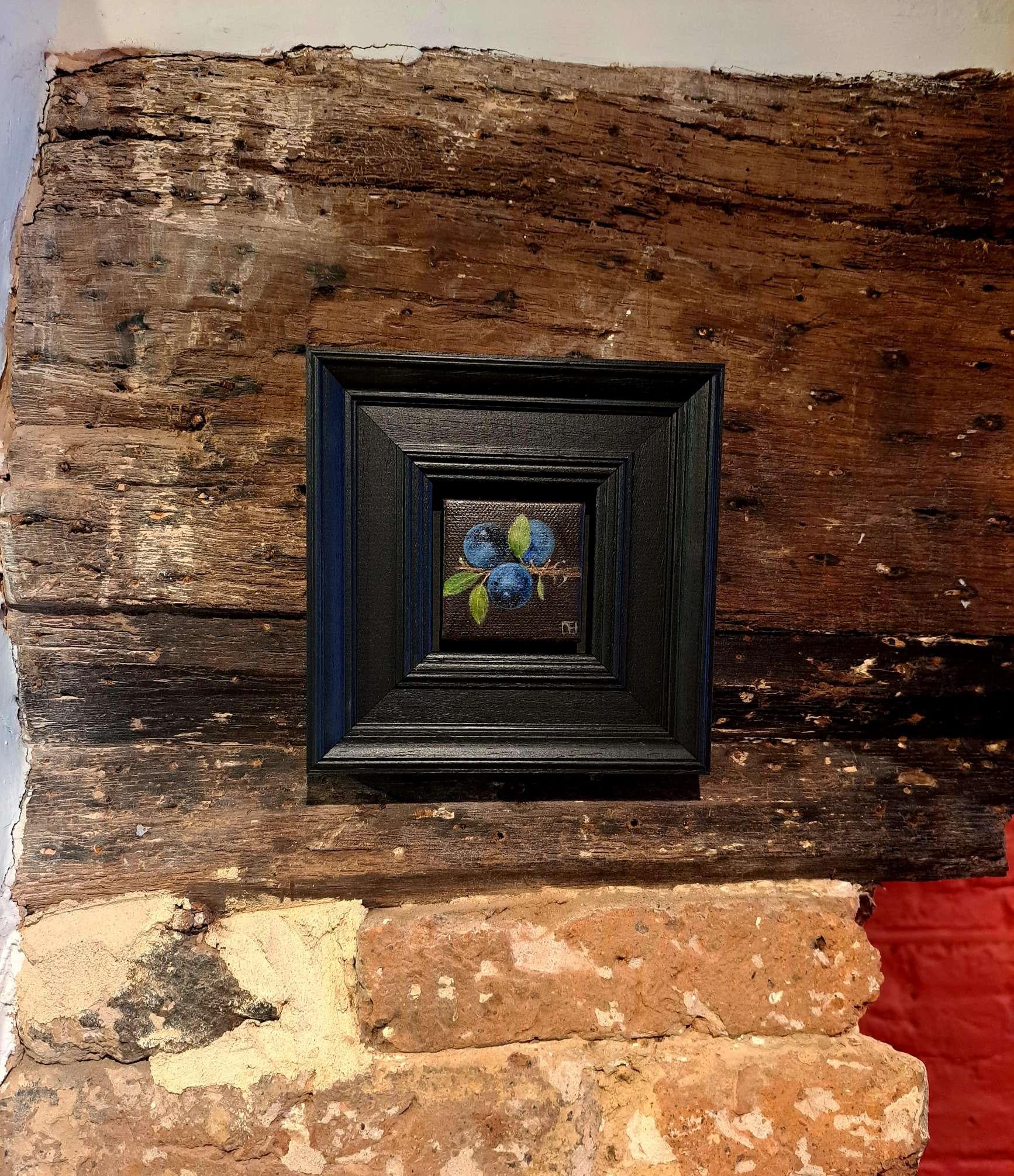 endrinas azul oscuro de bolsillo, Pintura barroca de bodegón, Arte pequeño, Arte frutal - Painting de Dani Humberstone