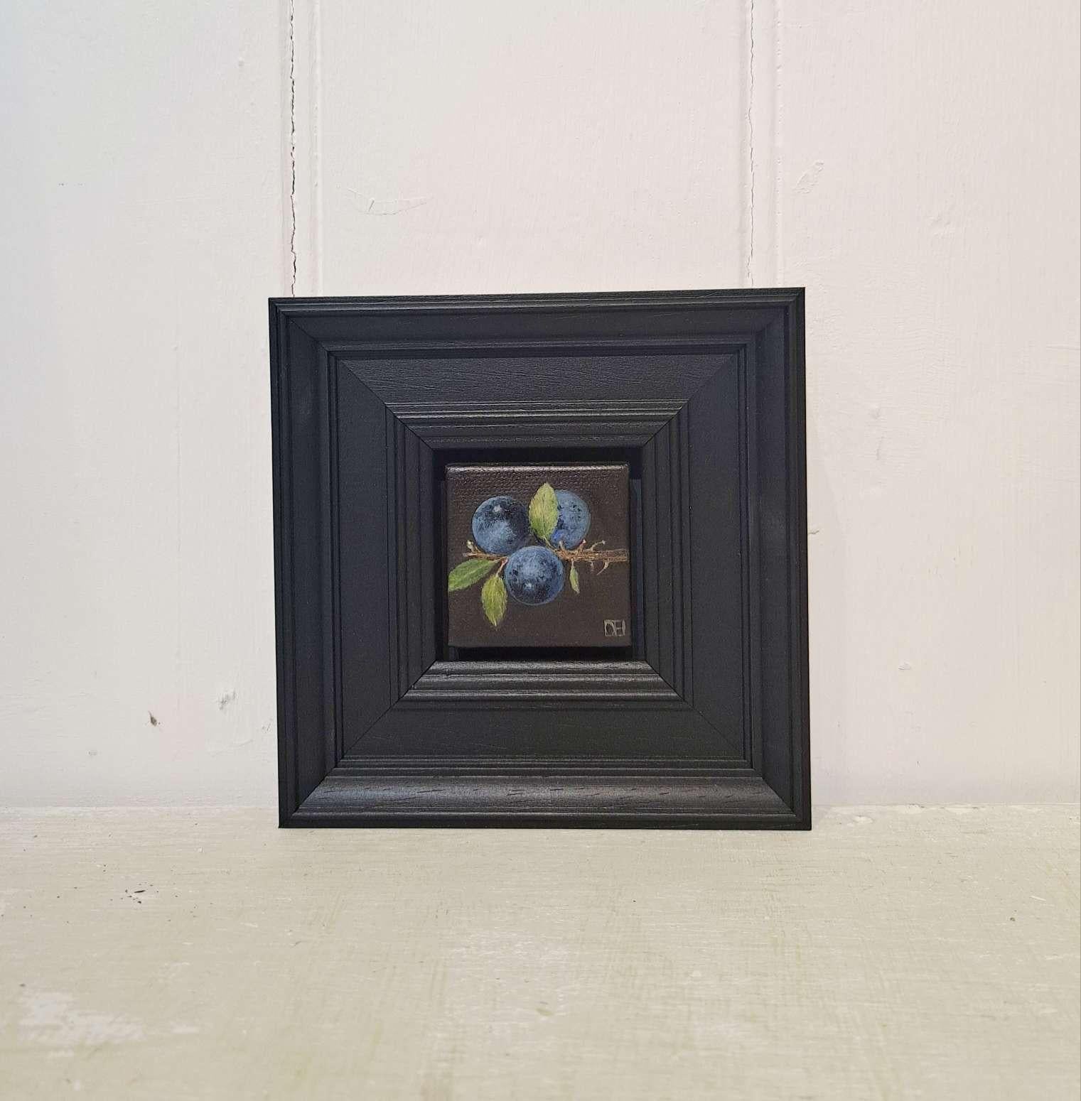 Dunkelblaue Taschentaschen, Barock-Stilllebengemälde, Kleine Kunst, Obstkunst (Realismus), Painting, von Dani Humberstone