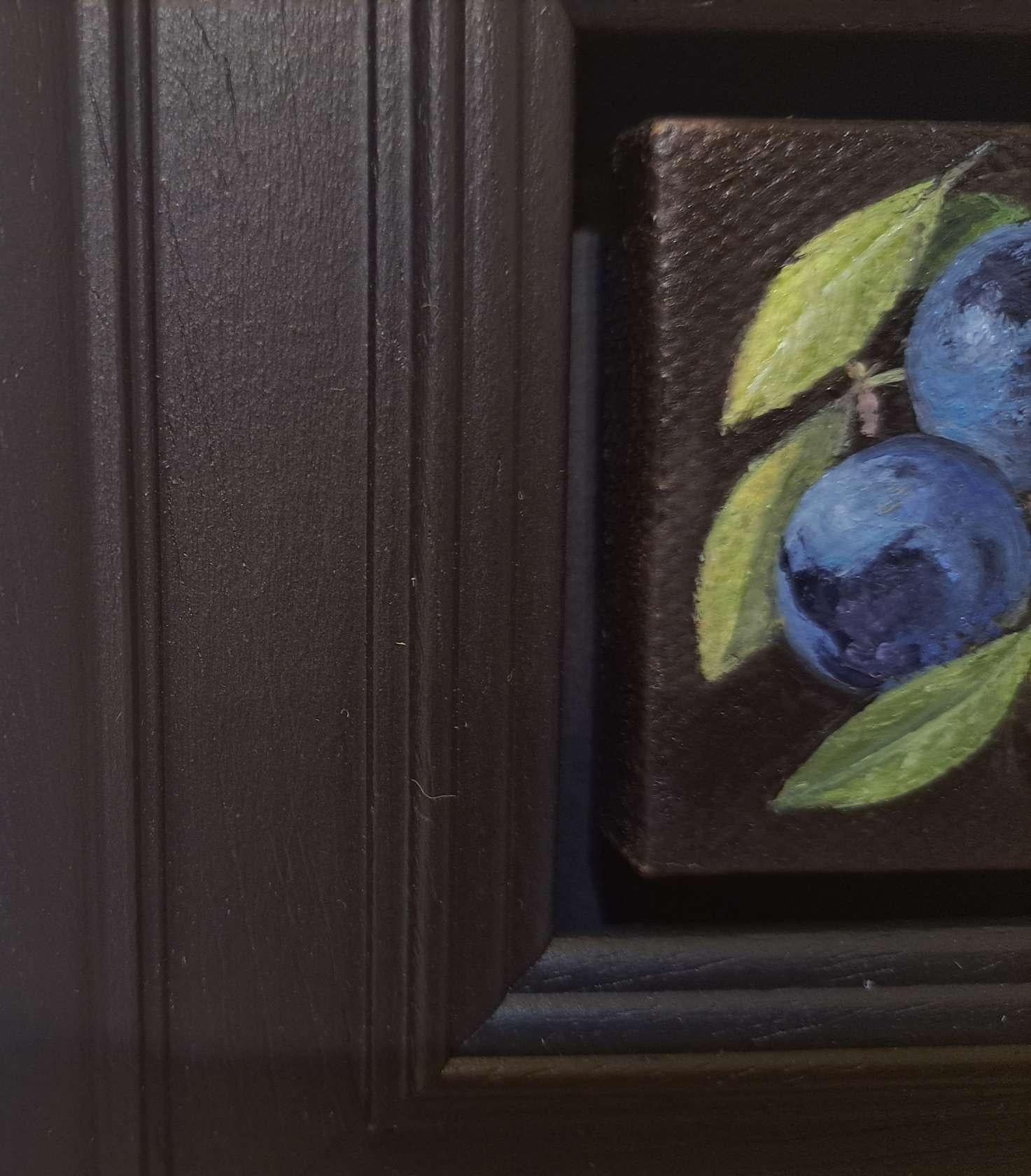 Pocket Dark Blue Sloes ist ein Original-Stillleben der Künstlerin Dani Humberstone. Dieses Gemälde ist ein kleines, von der Renaissance inspiriertes Stillleben in einem fotorealistischen Stil und wird in einem schönen schwarzen Holzrahmen