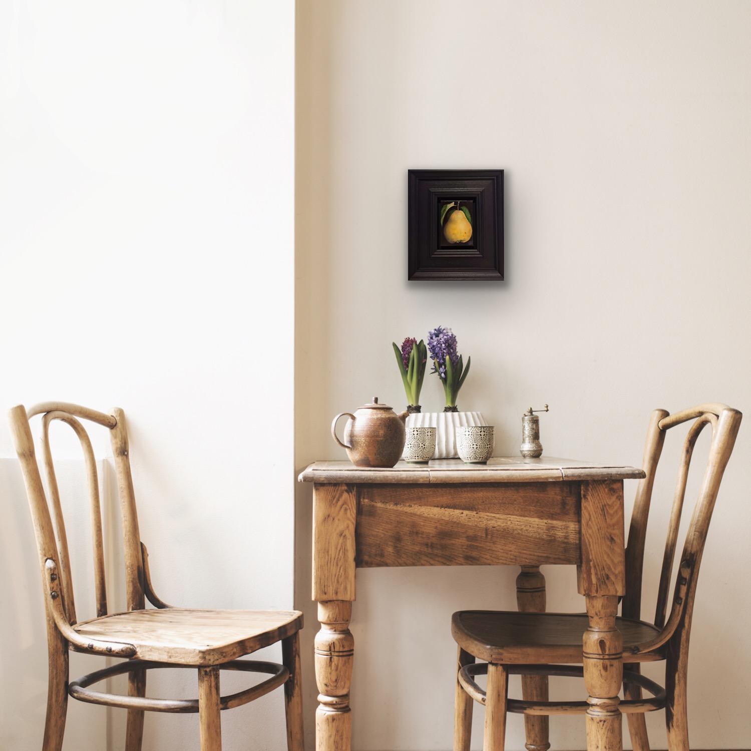 Pocket Deep Yellow Quince [2023], Nature morte baroque, peinture originale - Painting de Dani Humberstone