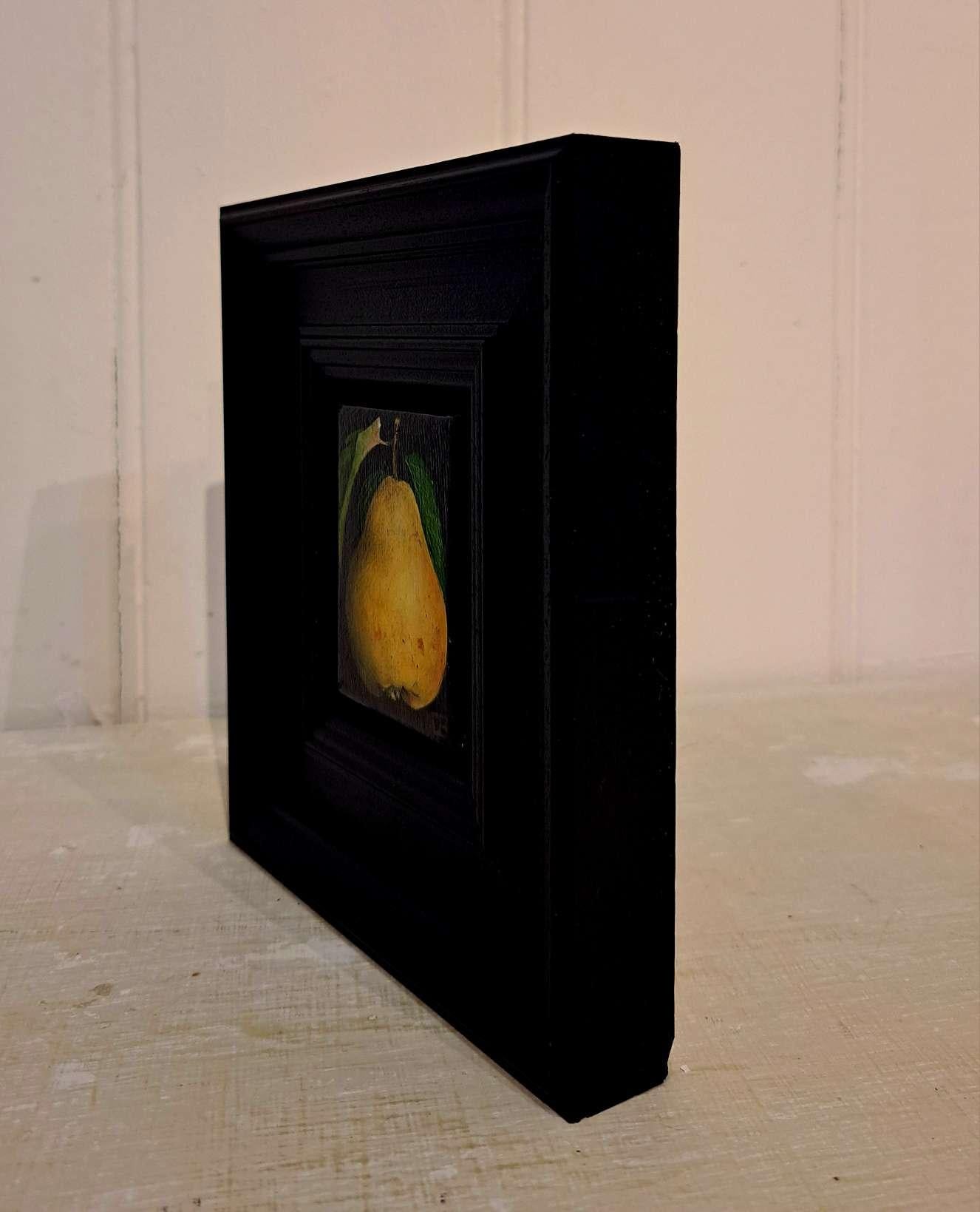 Pocket Deep Yellow Quince [2023] est une peinture à l'huile originale de Dani Humberstone qui fait partie de sa série Pocket Painting, des peintures à l'huile réalistes à petite échelle, avec un clin d'œil aux natures mortes baroques. Les peintures