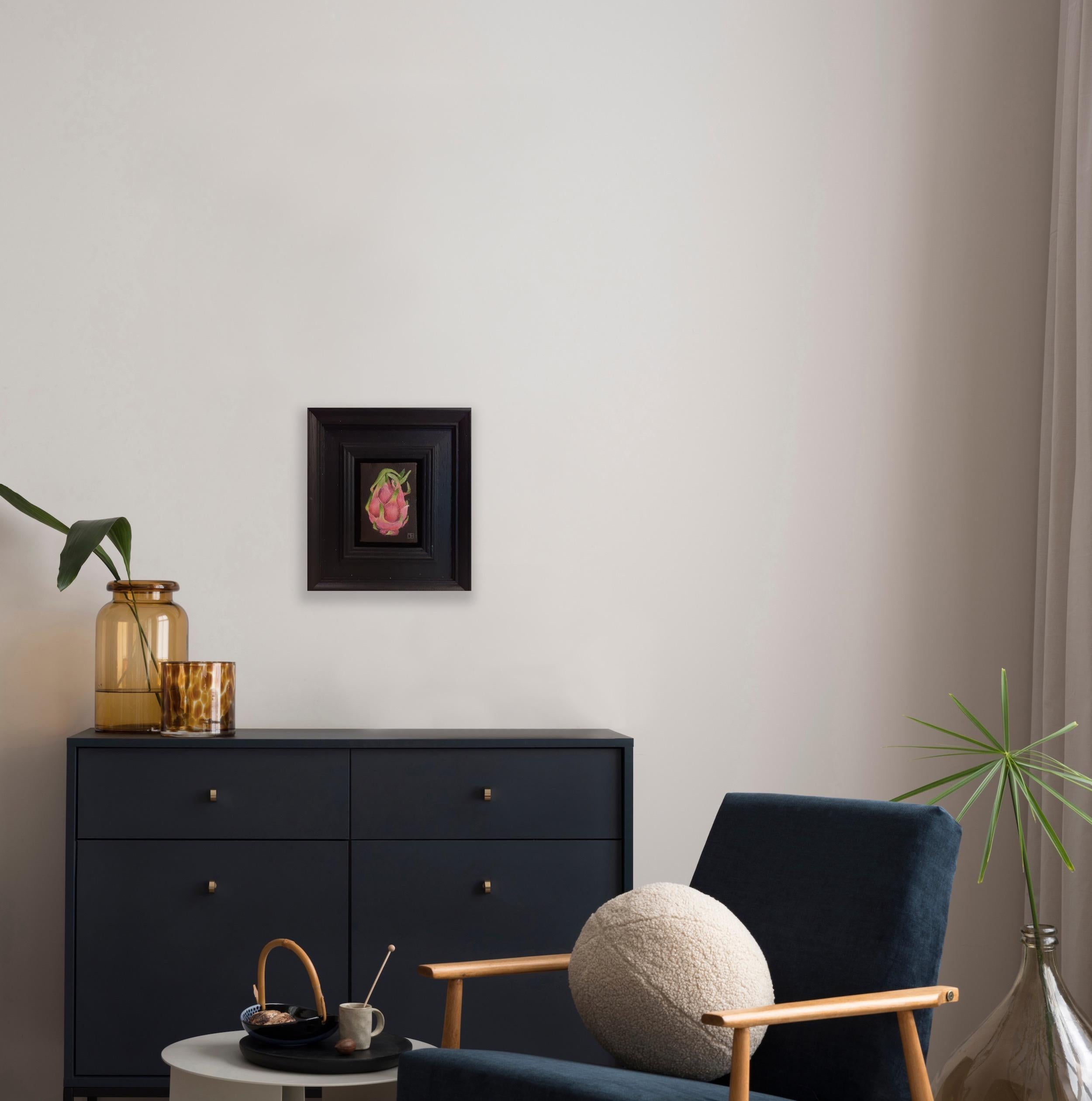 Fruit du dragon de poche, peinture originale, nature morte, art fruitier - Noir Landscape Painting par Dani Humberstone