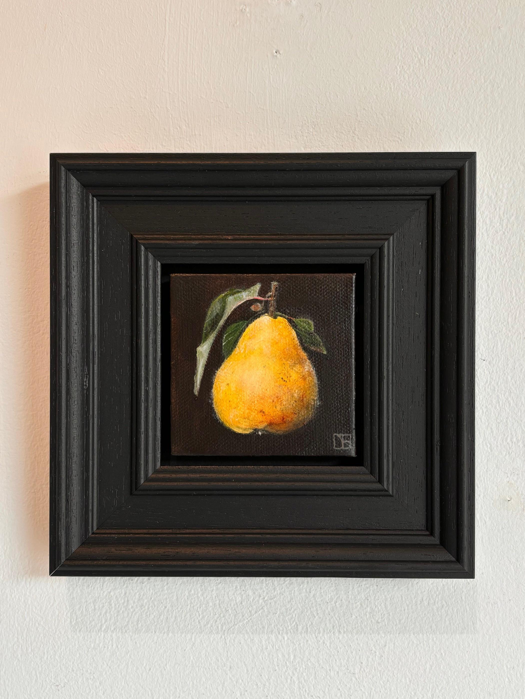 Pocket Fluffy Quince - Original Realismus Stillleben Obst - zeitgenössische Kunst – Painting von Dani Humberstone