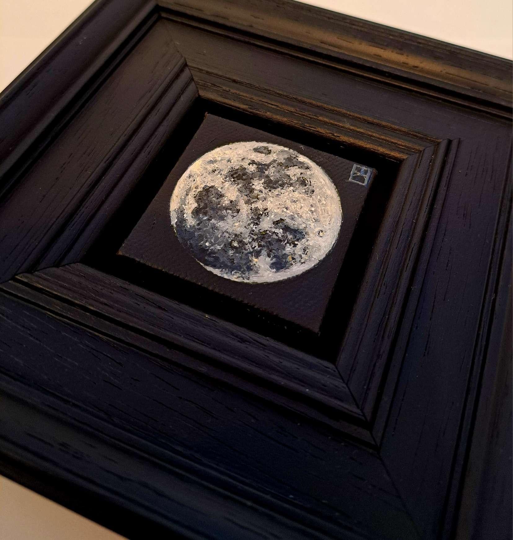Pocket Full Moon est une peinture à l'huile originale réalisée par Dani Humberstone dans le cadre de sa série Pocket Painting, qui propose des peintures à l'huile réalistes à petite échelle, avec un clin d'œil aux natures mortes baroques. Les