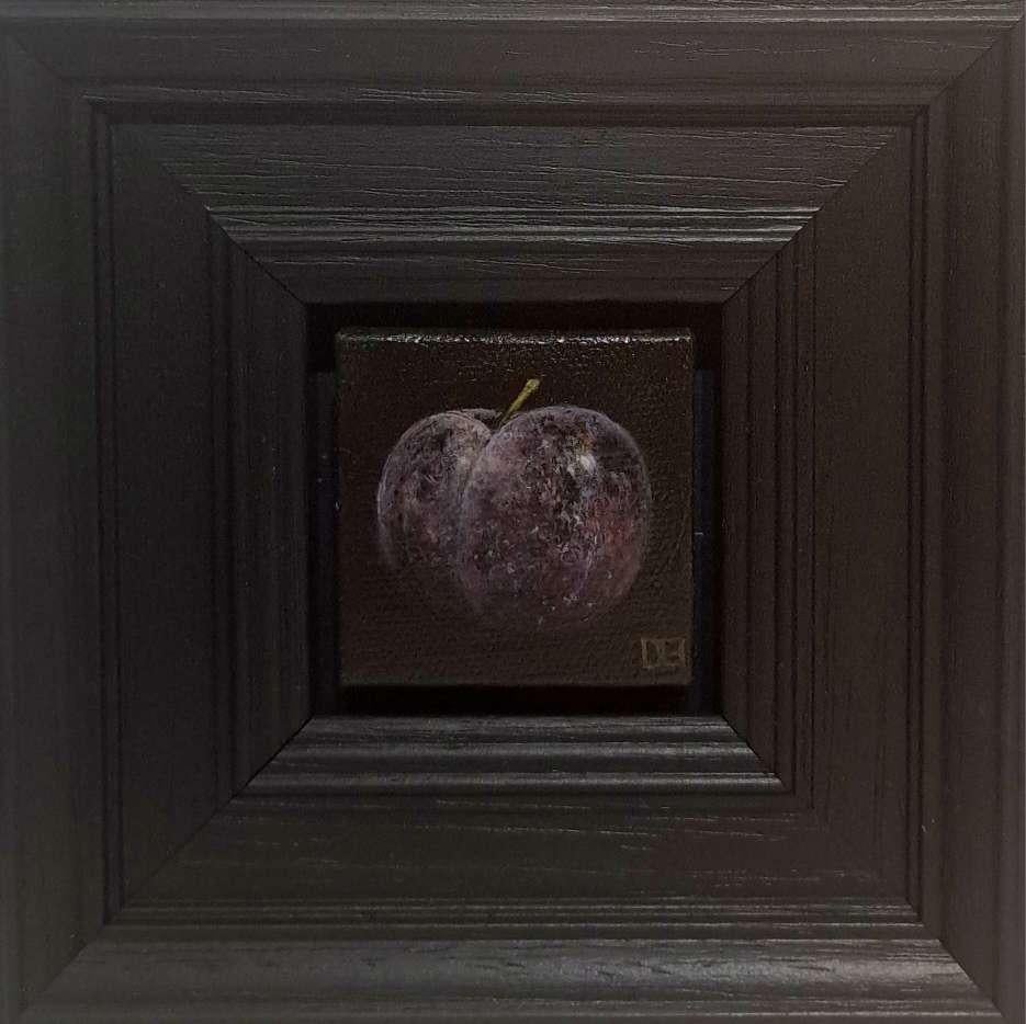 Pocket Juicy Plum ist ein Original-Ölgemälde von Dani Humberstone als Teil ihrer Pocket Painting-Serie, die realistische Ölgemälde in kleinem Maßstab mit einer Anspielung auf die barocke Stilllebenmalerei umfasst. Die Gemälde sind in einen schwarzen