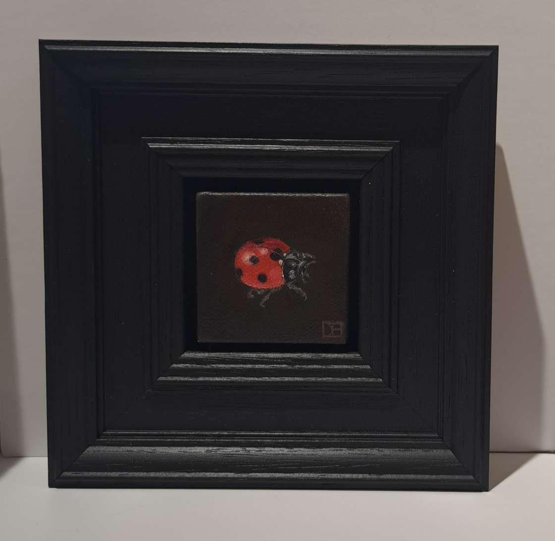 Pocket Ladybird 2 è un dipinto a olio originale di Dani Humberstone che fa parte della sua serie Pocket Painting, caratterizzata da dipinti a olio realistici in scala ridotta, con un accenno alla pittura barocca di nature morte. I dipinti sono