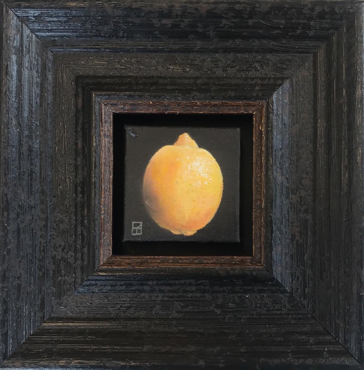 Limone tascabile 2022, Pittura originale, Natura morta, Arte della frutta - Still-Life Painting Nero di Dani Humberstone