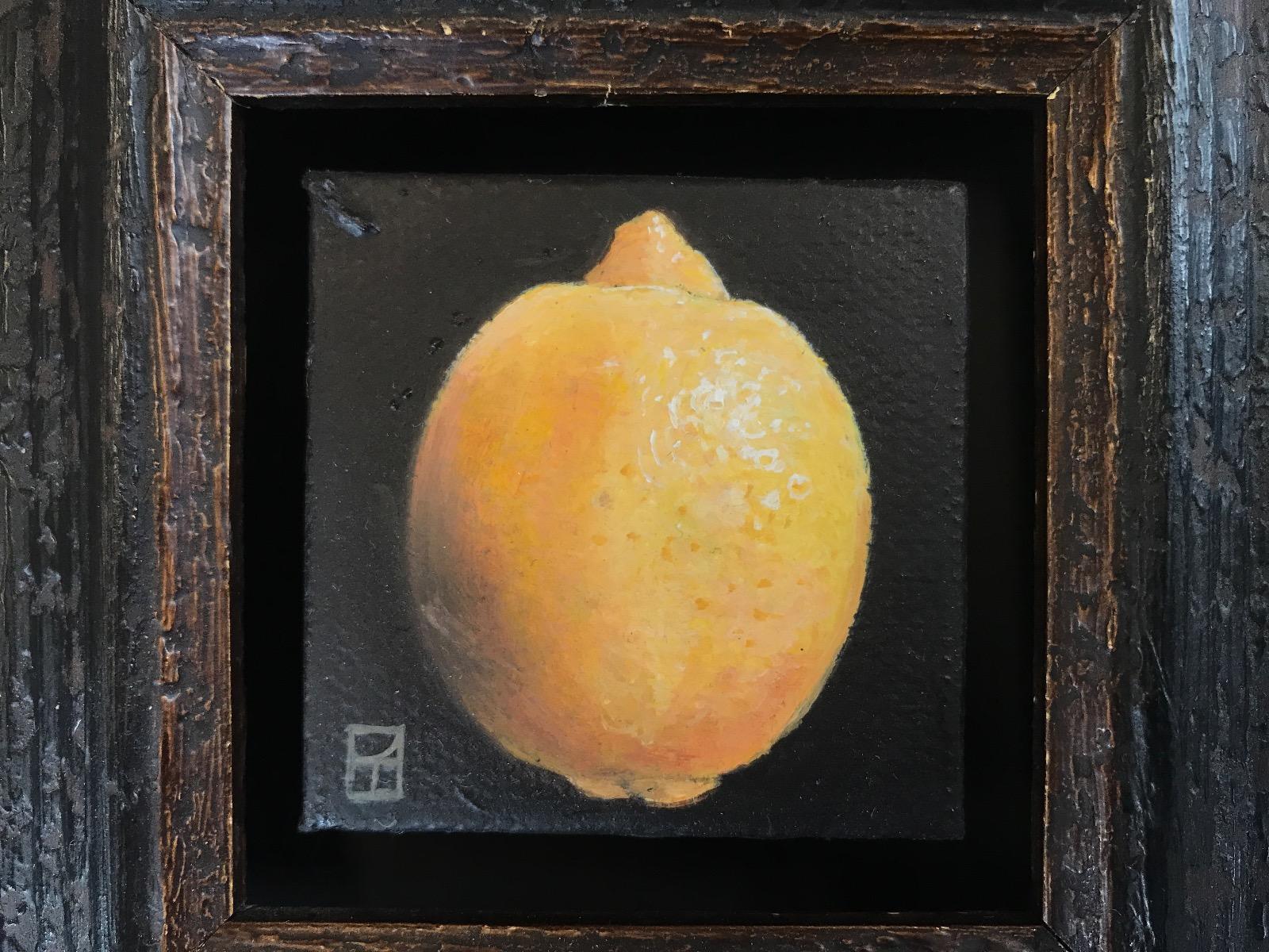 Pocket Very Yellow Lemon è un dipinto a olio originale di Dani Humberstone che fa parte della sua serie Pocket Painting, caratterizzata da dipinti a olio realistici in scala ridotta, con un accenno alla pittura barocca di nature morte. I dipinti
