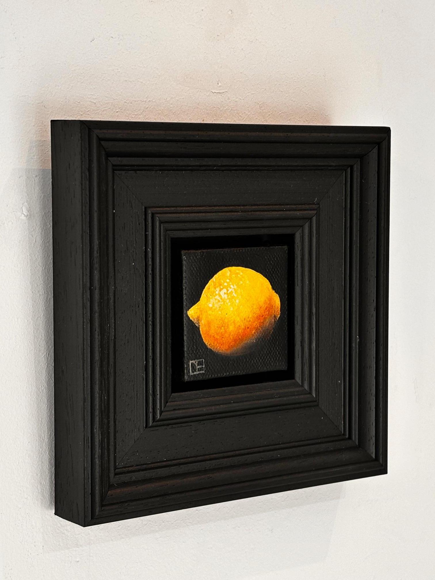 Pocket Lemon - Original Realismus Stillleben Obst - zeitgenössische Kunst – Painting von Dani Humberstone