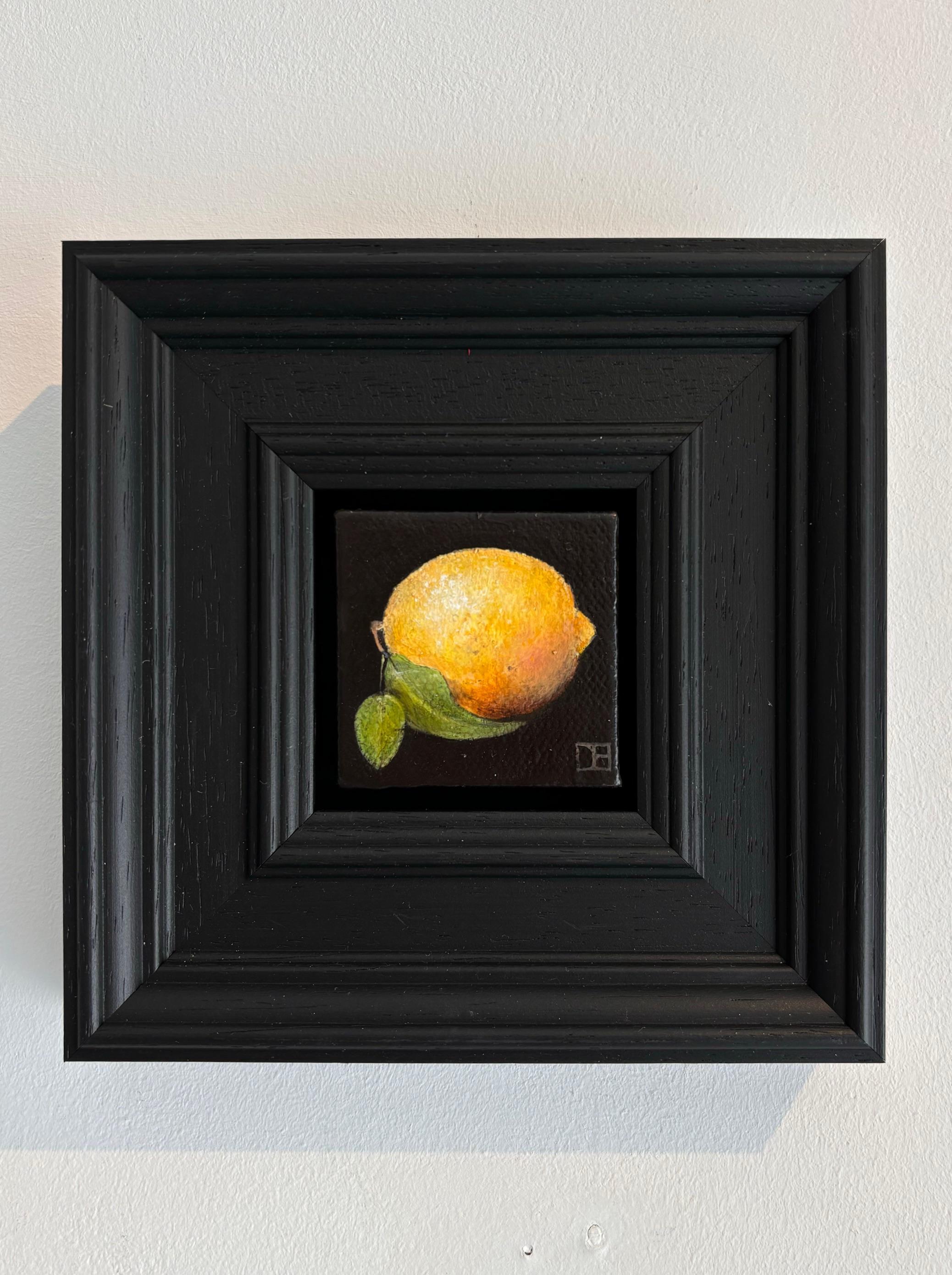 Pocket Lemon - Original Realismus Stillleben Obst - zeitgenössische Kunst (Schwarz), Still-Life Painting, von Dani Humberstone
