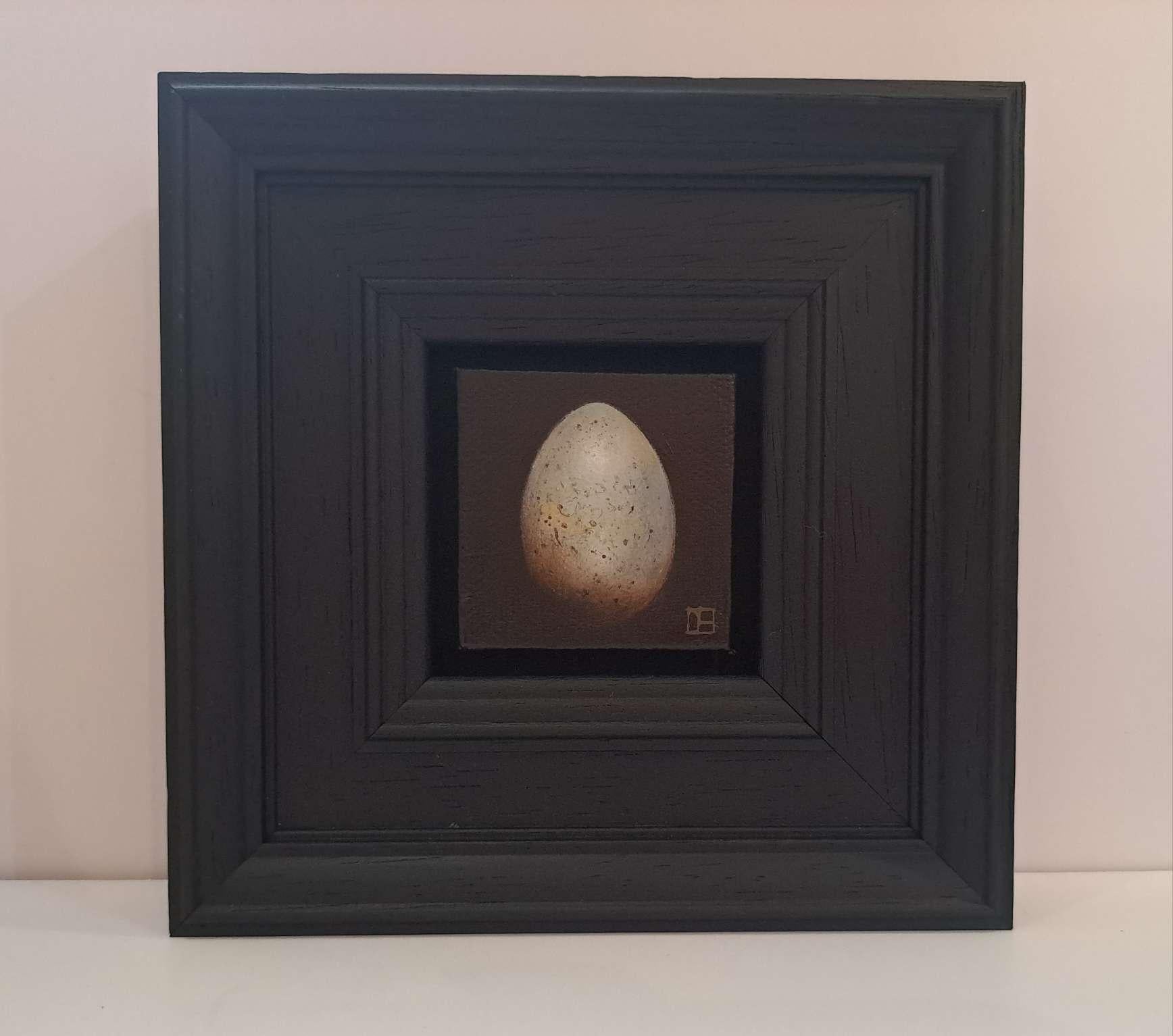 Huevo de mirlo azul claro de bolsillo, Pintura original, Naturaleza muerta, Arte del huevo - Painting Realista de Dani Humberstone