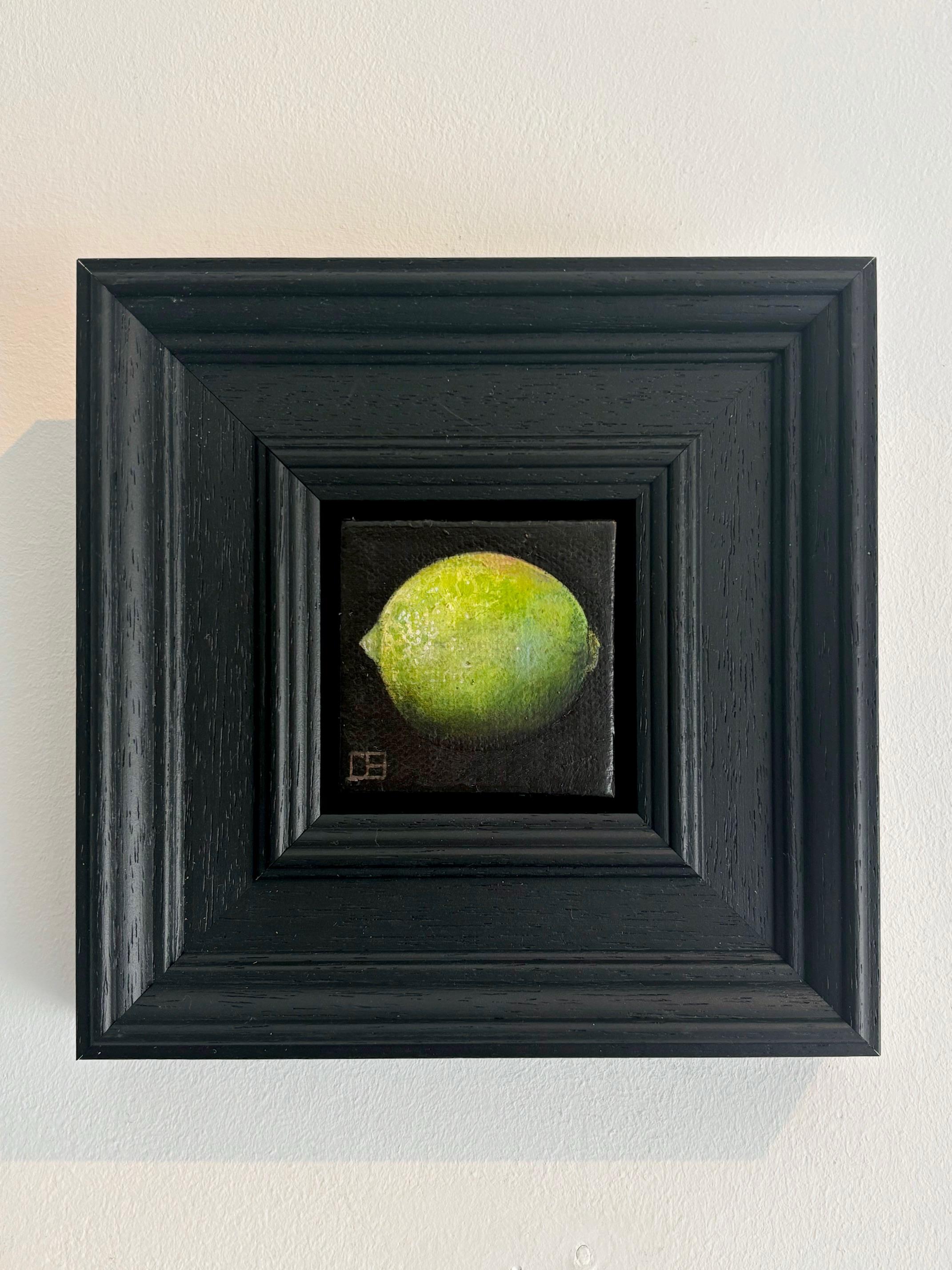 Pocket Lime - Original Realismus Stillleben Obst - zeitgenössische Kunst (Schwarz), Interior Painting, von Dani Humberstone