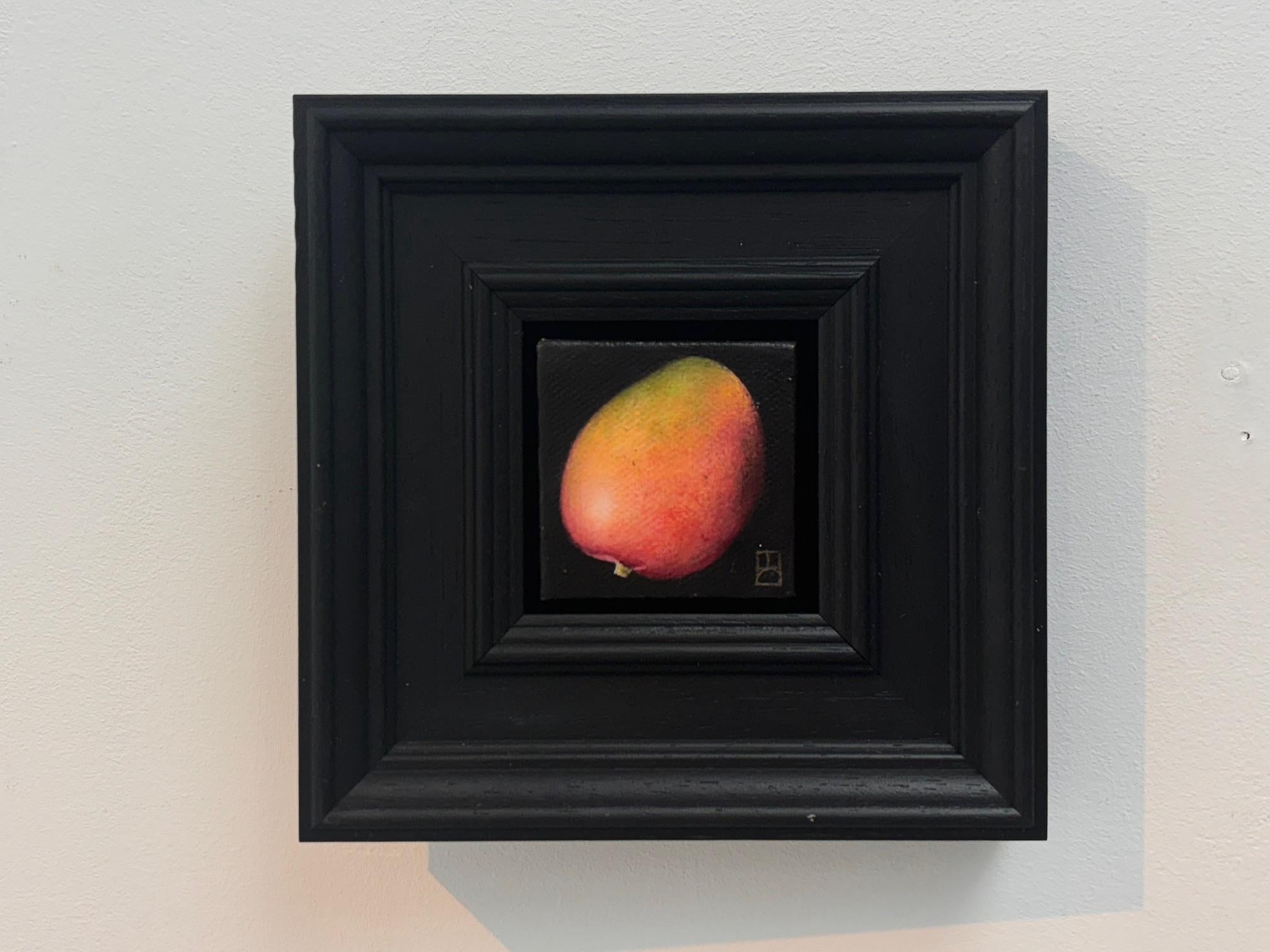 Pocket Mango - Original Realismus Stillleben Obst - zeitgenössische Kunst – Painting von Dani Humberstone