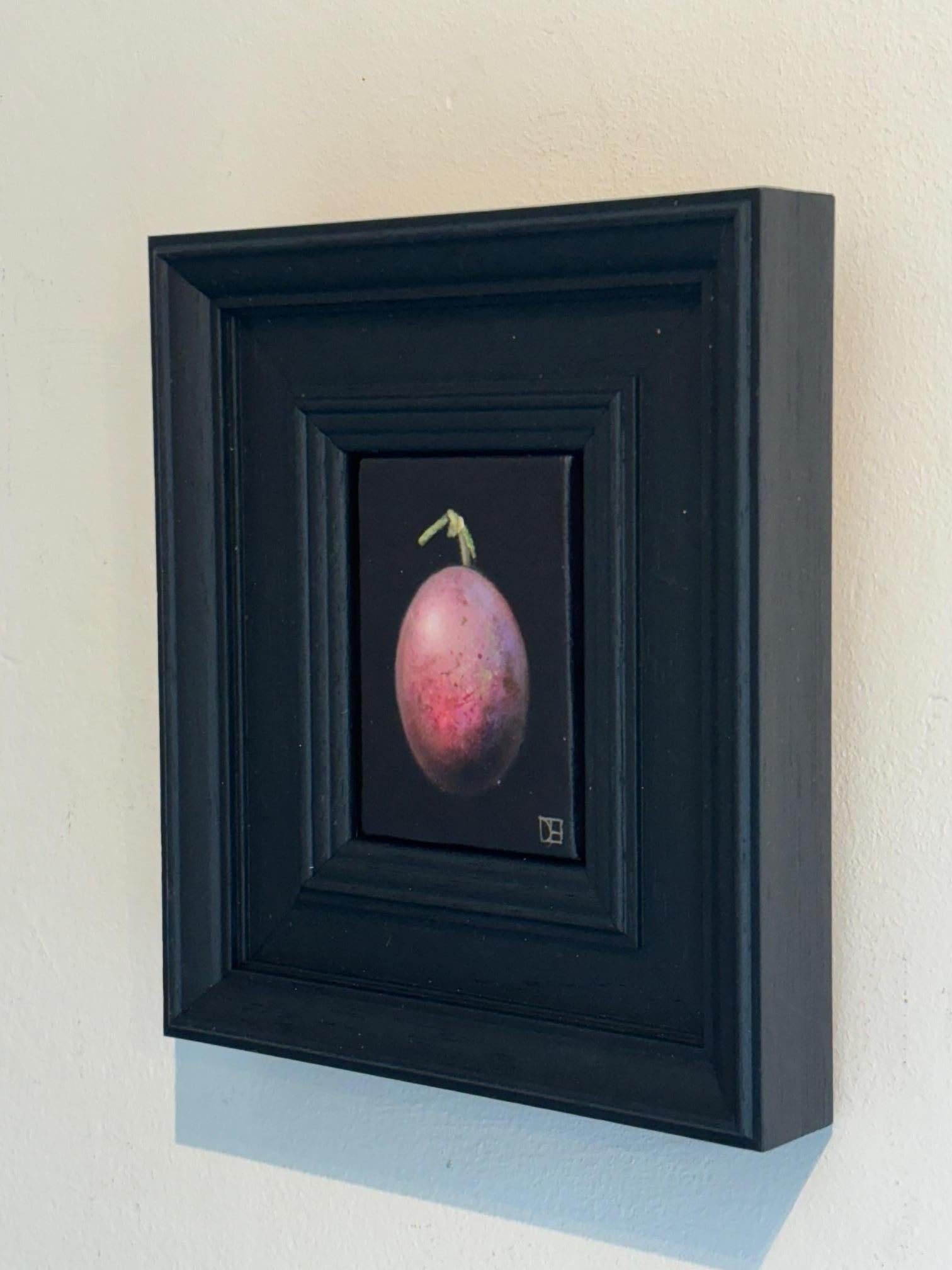 Pocket Mauve Plum - natura morta originale e realistica - arte contemporanea - Painting Realismo di Dani Humberstone