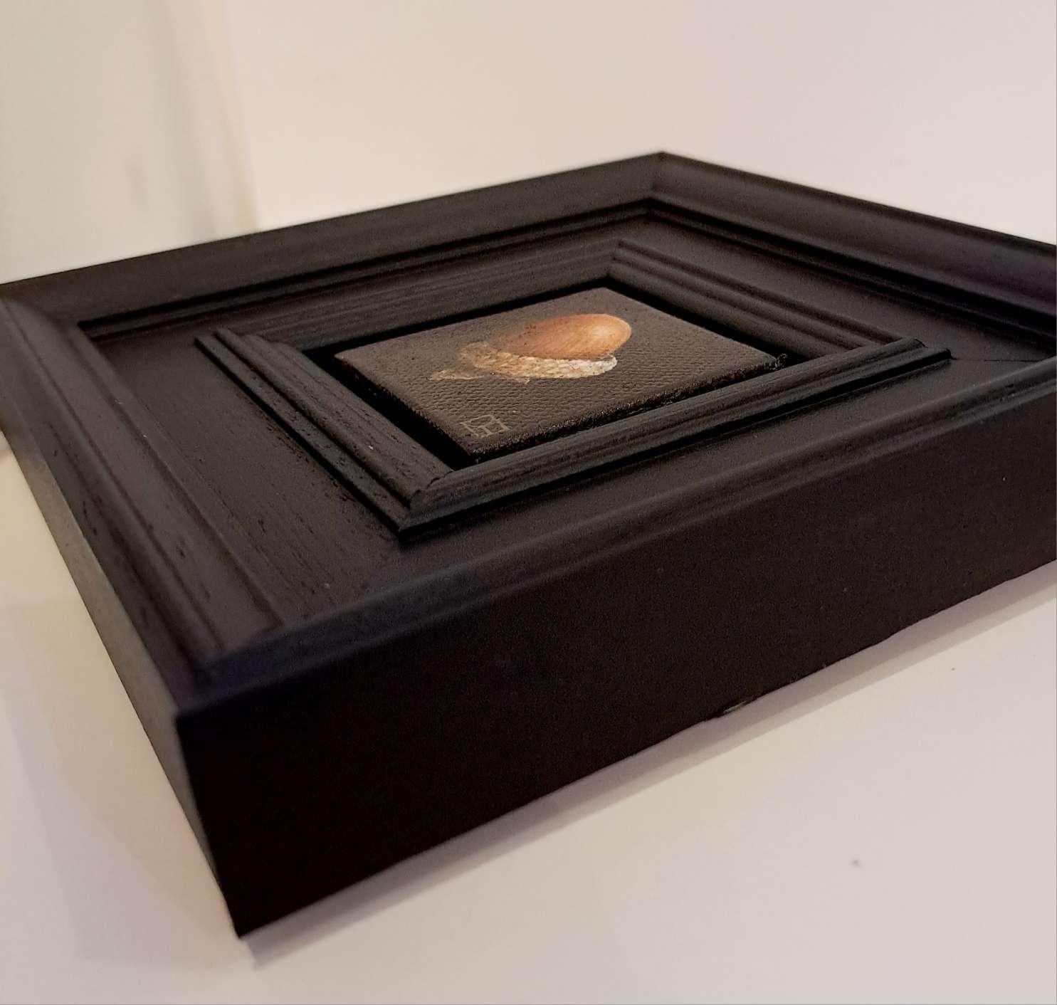 Bellota ocre de bolsillo [2023], Pintura barroca de bodegón, Arte asequible, Arte alimentario - Still-Life Painting Negro de Dani Humberstone