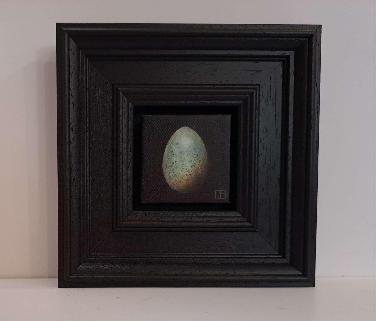Pocket Pale Blue Blackbird Egg 3 c es un óleo original de Dani Humberstone que forma parte de su serie Pocket Painting (Pintura de bolsillo), que presenta óleos realistas a pequeña escala, con un guiño a la pintura barroca de bodegones. Los cuadros