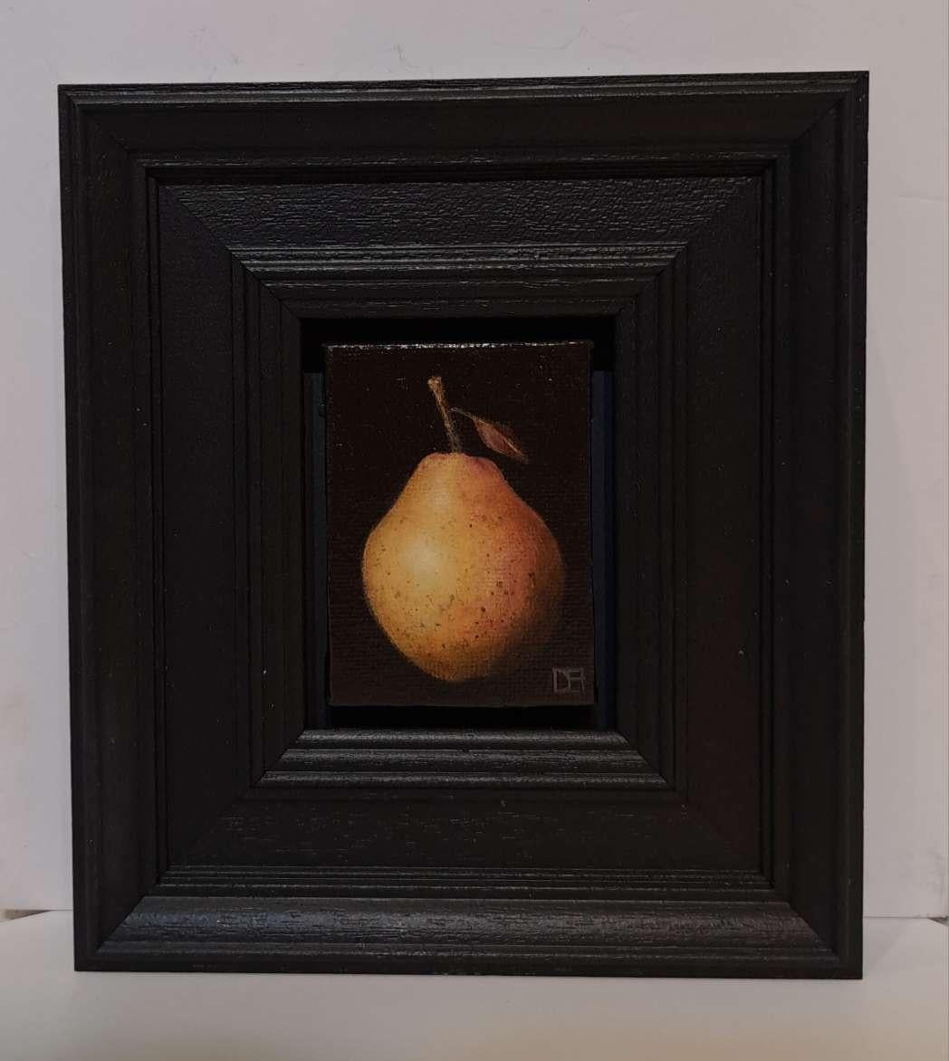 Pera rosa tascabile, pittura barocca di natura morta, arte di piccole dimensioni, arte della frutta - Painting di Dani Humberstone