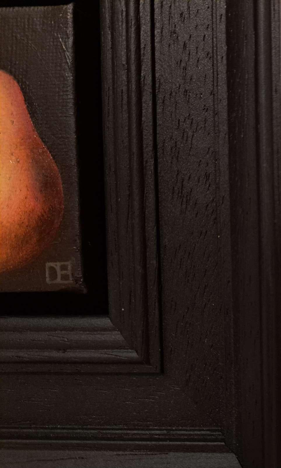 Pocket Pink Blush Pear est une peinture à l'huile originale réalisée par Dani Humberstone dans le cadre de sa série Pocket Painting, qui propose des peintures à l'huile réalistes à petite échelle, avec un clin d'œil aux natures mortes baroques. Les