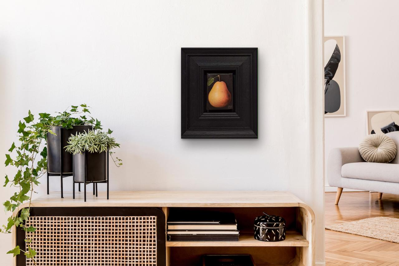 Nature morte en forme de poire rose, peinture à l'huile originale, art populaire des fruits - Painting de Dani Humberstone