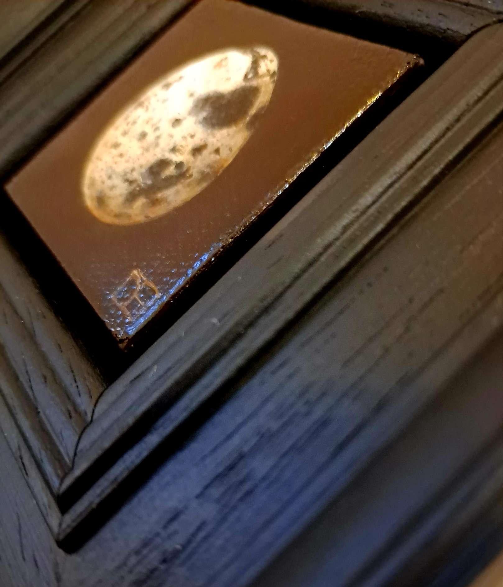 Pocket Quail's Egg (c) è un dipinto a olio originale di Dani Humberstone che fa parte della sua serie Pocket Painting, caratterizzata da dipinti a olio realistici in scala ridotta, con un accenno alla pittura barocca di nature morte. I dipinti sono