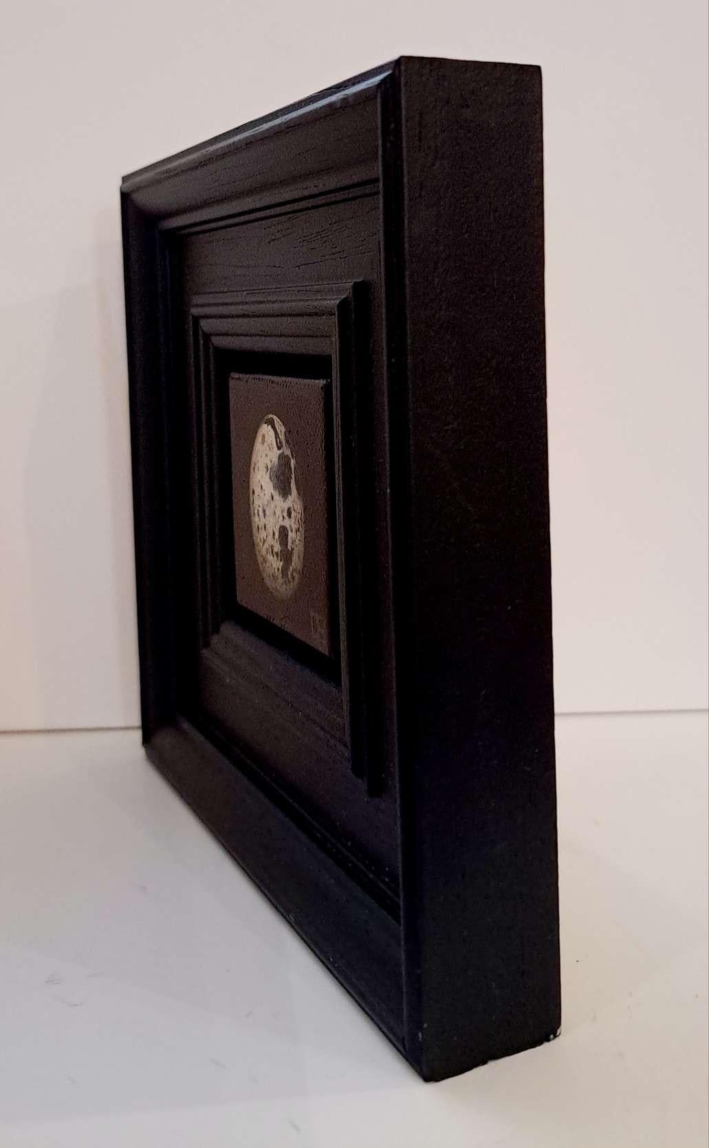Questo è un dittico di Pocket Quail's Egg No. 3 e Pocket Juicy Red Strawberry. Entrambe le opere d'arte hanno le stesse dimensioni. 

Pocket Quail's Egg No. 3 è un dipinto a olio originale di Dani Humberstone che fa parte della sua serie Pocket