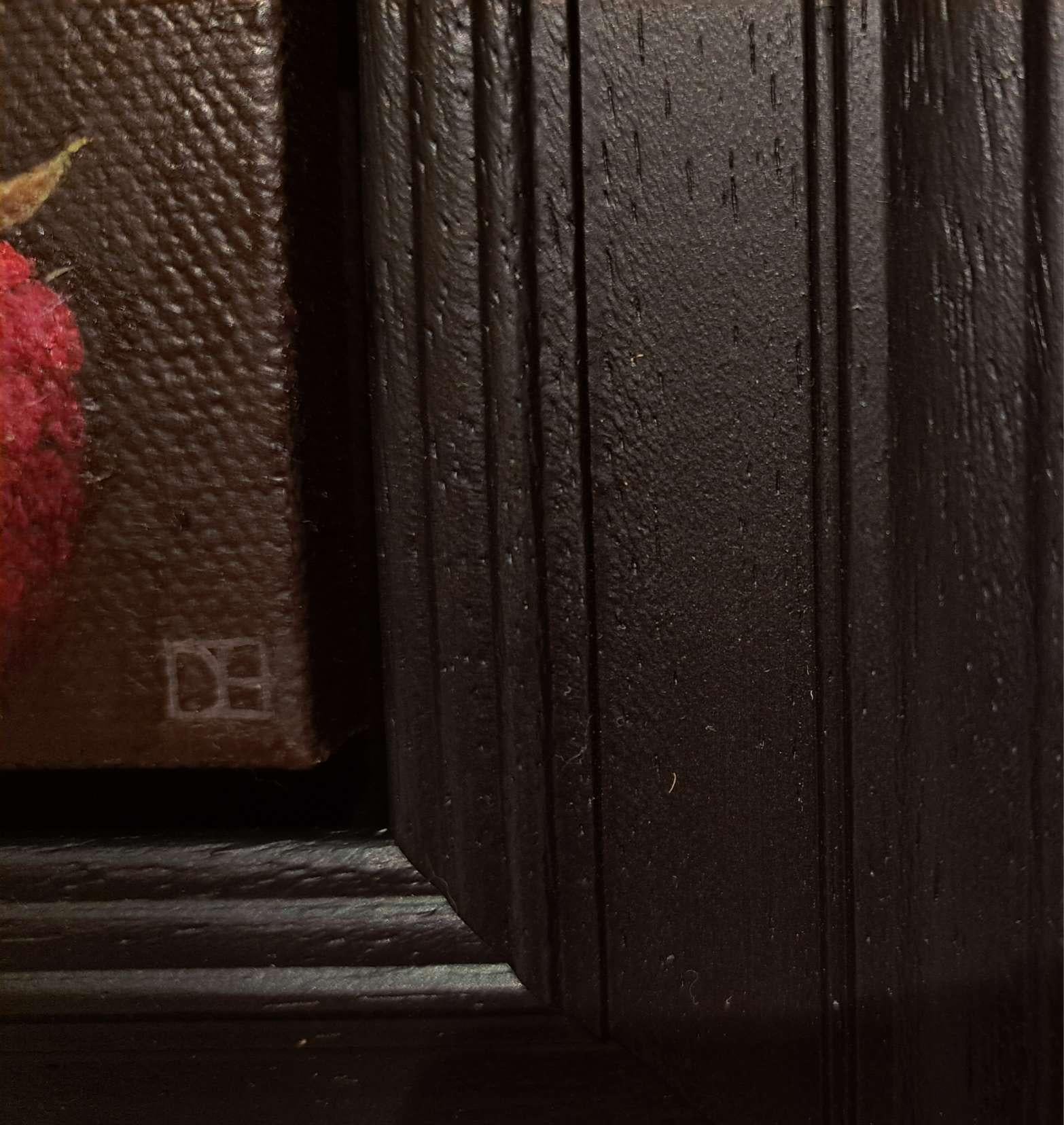 Pocket Raspberry è un dipinto a olio originale di Dani Humberstone che fa parte della sua serie Pocket Painting, caratterizzata da dipinti a olio realistici in scala ridotta, con un accenno alla pittura barocca di nature morte. I dipinti sono