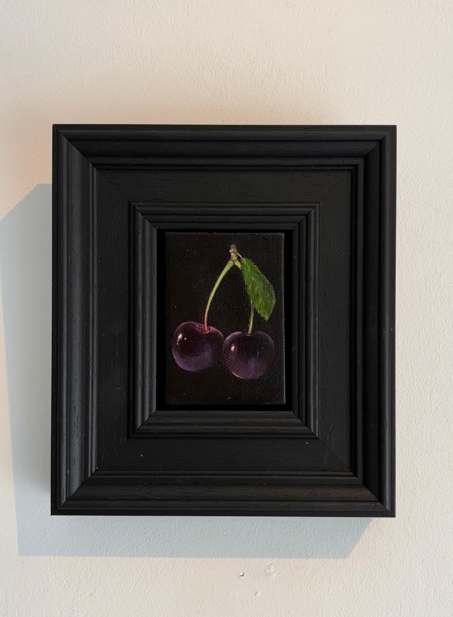 Pocket Red Cherries - Original Realismus Stillleben Obst - zeitgenössische Kunst (Schwarz), Still-Life Painting, von Dani Humberstone