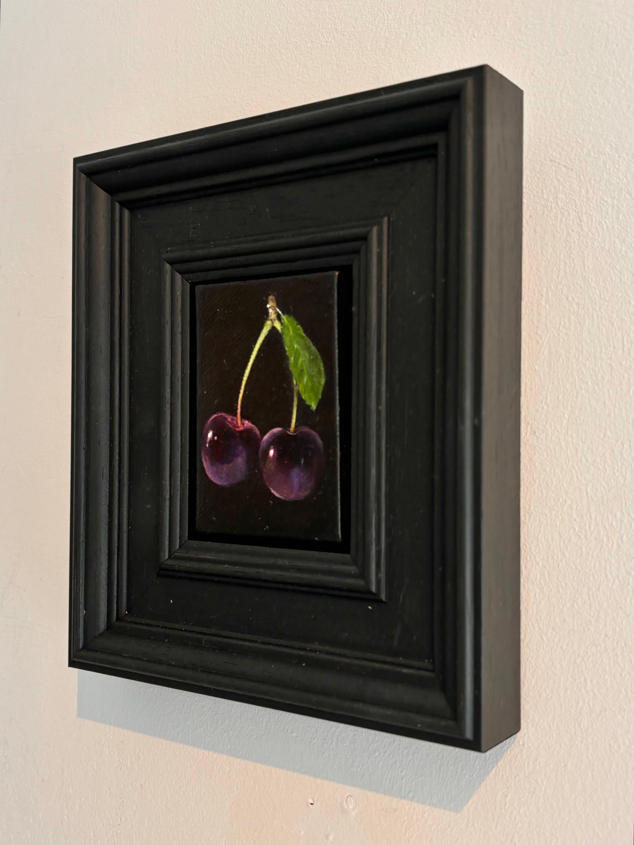Dieses außergewöhnliche Kunstwerk ist derzeit in der Signet Contemporary Art Gallery und online ausgestellt und zu verkaufen.

In Pocket Red Cherries bringt Dani Humberstone ein klassisches Stillleben-Motiv in einen brillanten Fokus. Zwei Kirschen -