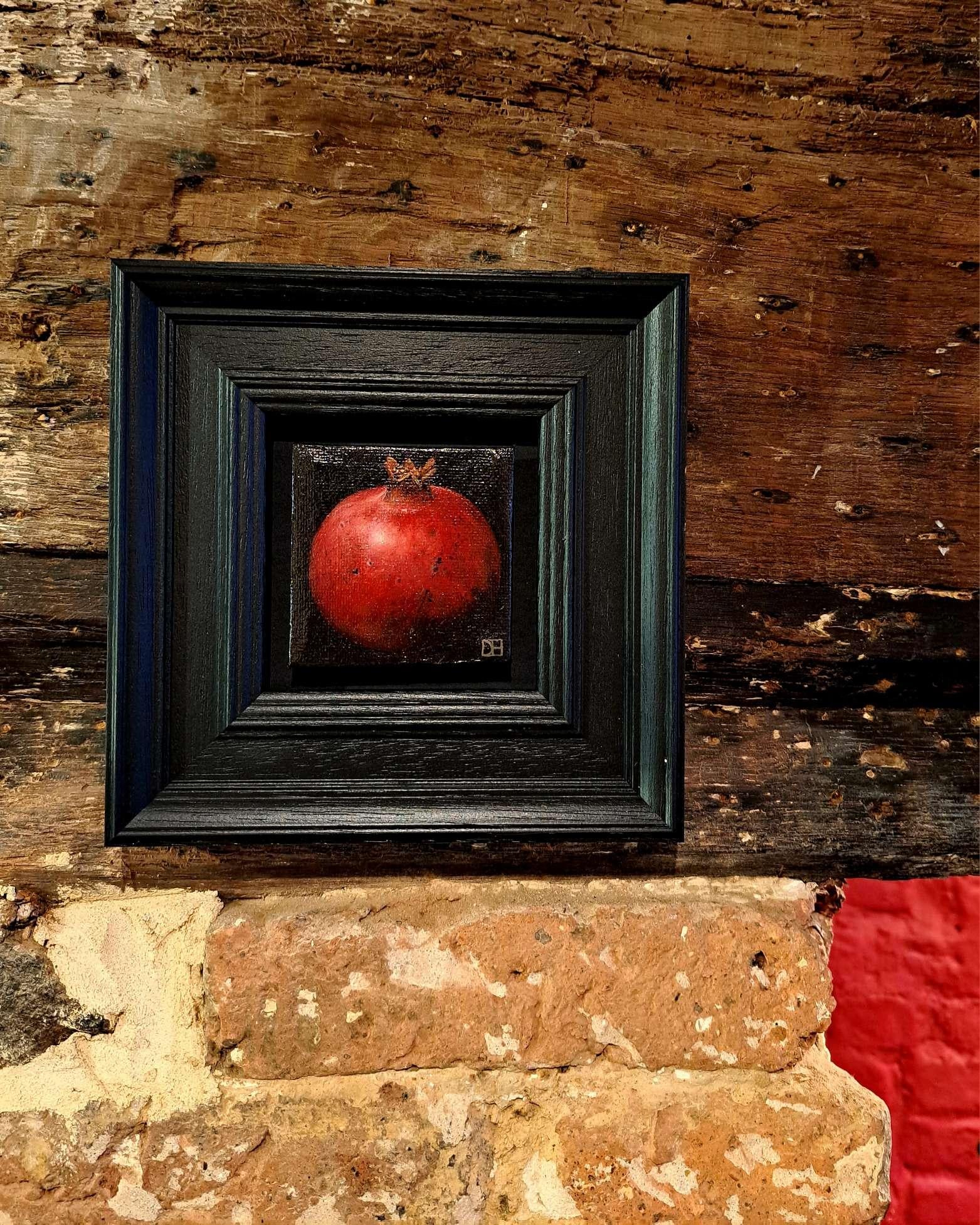 Granada roja de bolsillo [2023], Pintura barroca de bodegón, Arte pequeño, Arte frutal - Painting de Dani Humberstone