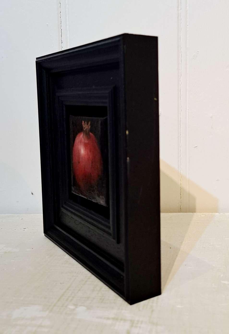 Granada roja de bolsillo [2023], Pintura barroca de bodegón, Arte pequeño, Arte frutal - Painting Realista de Dani Humberstone