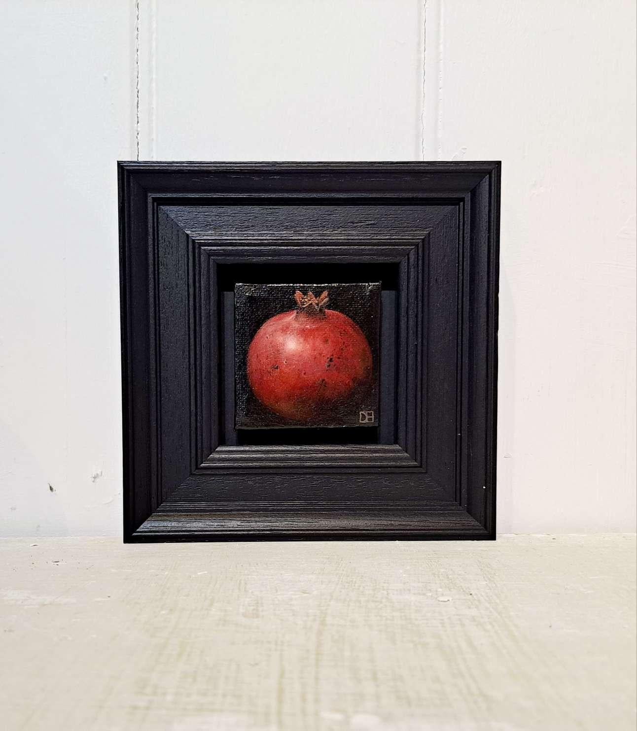 Granada Roja de Bolsillo es un óleo original de Dani Humberstone que forma parte de su serie Pocket Painting (Pintura de Bolsillo), que presenta óleos realistas a pequeña escala, con un guiño a la pintura barroca de bodegones. Los cuadros están