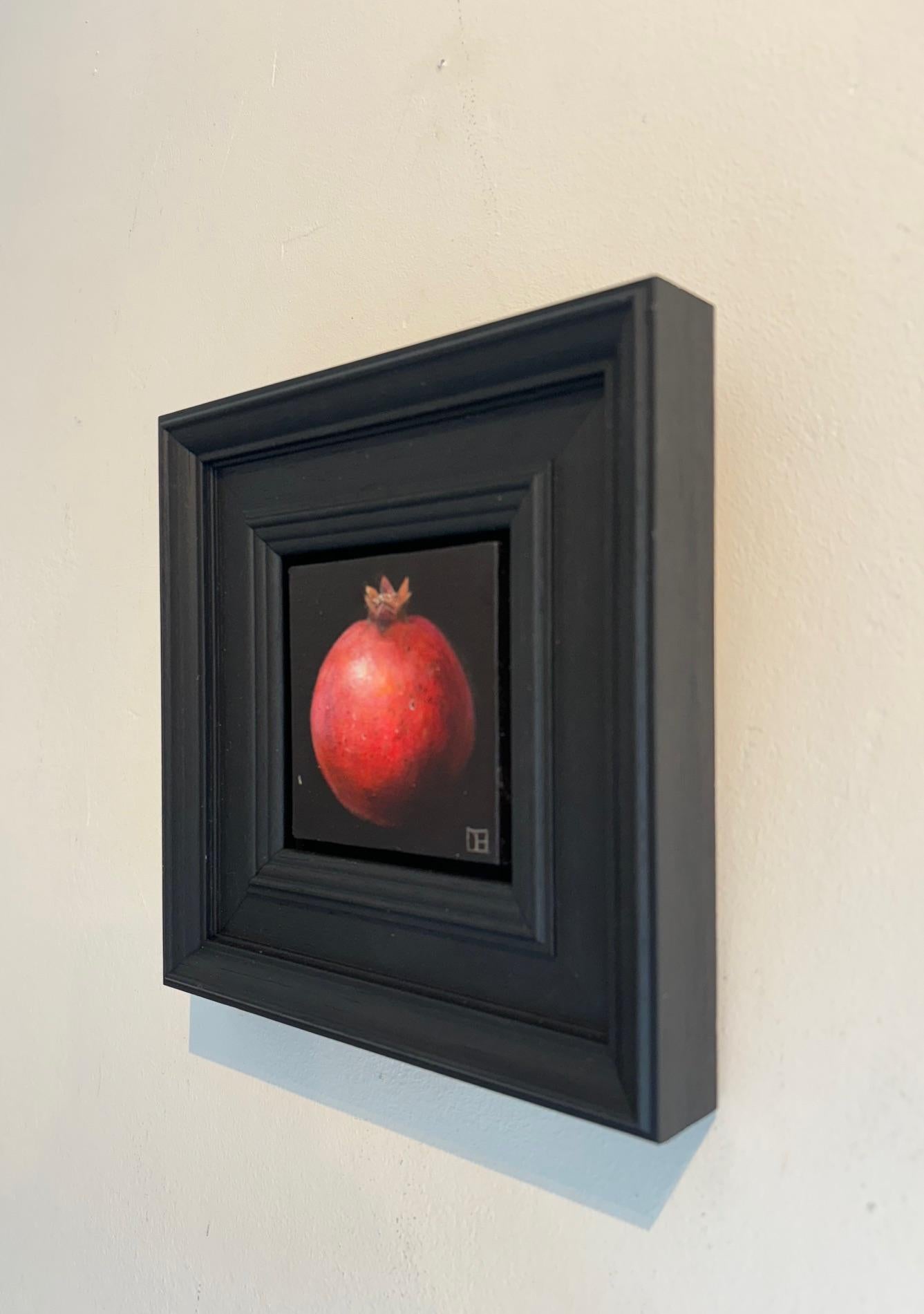 Melograno rosso tascabile - natura morta originale - arte contemporanea - Painting Realismo di Dani Humberstone