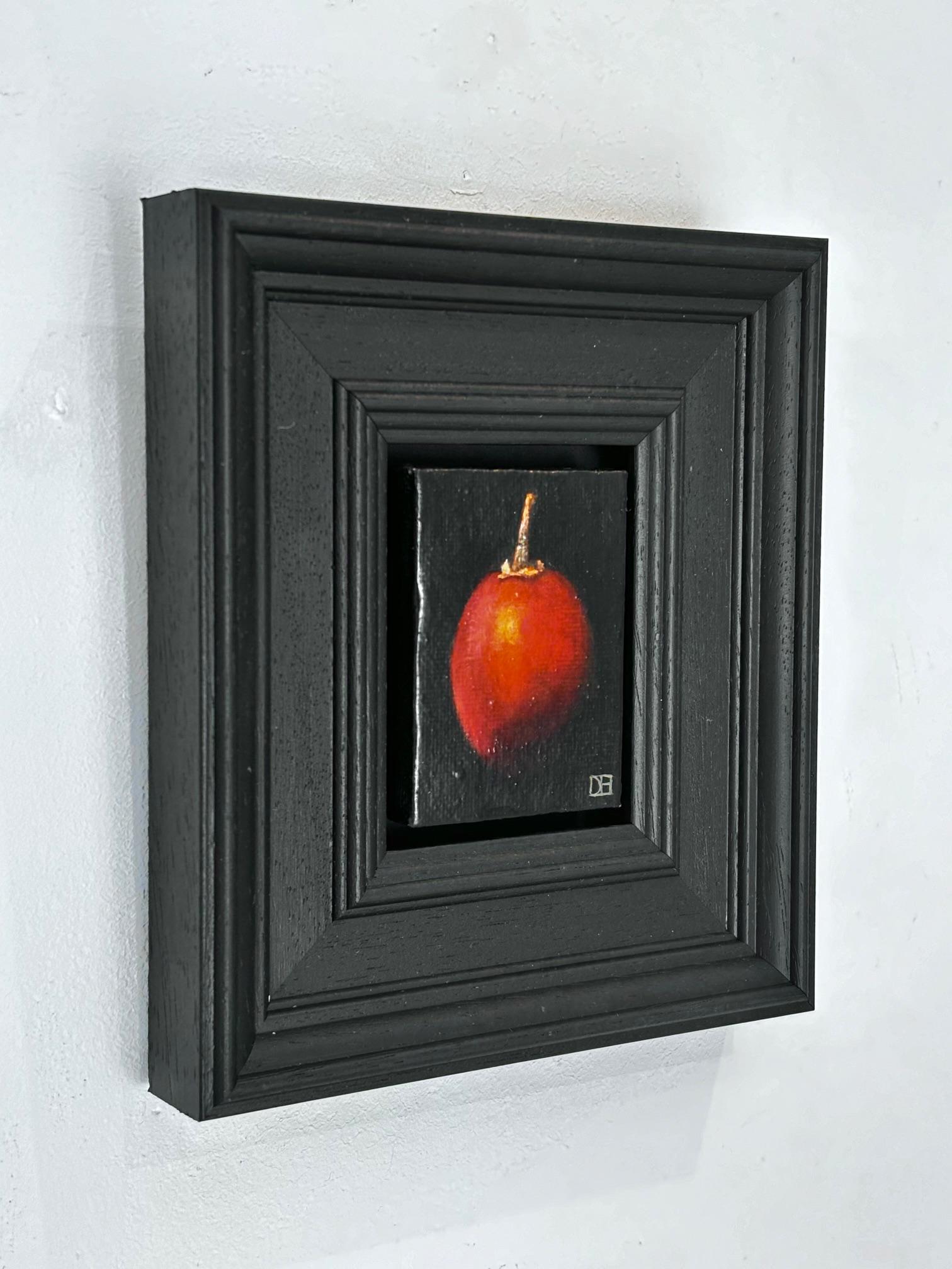 Pocket Red Tamarillo - Original Realismus Stillleben Obst - zeitgenössische Kunst im Angebot 1