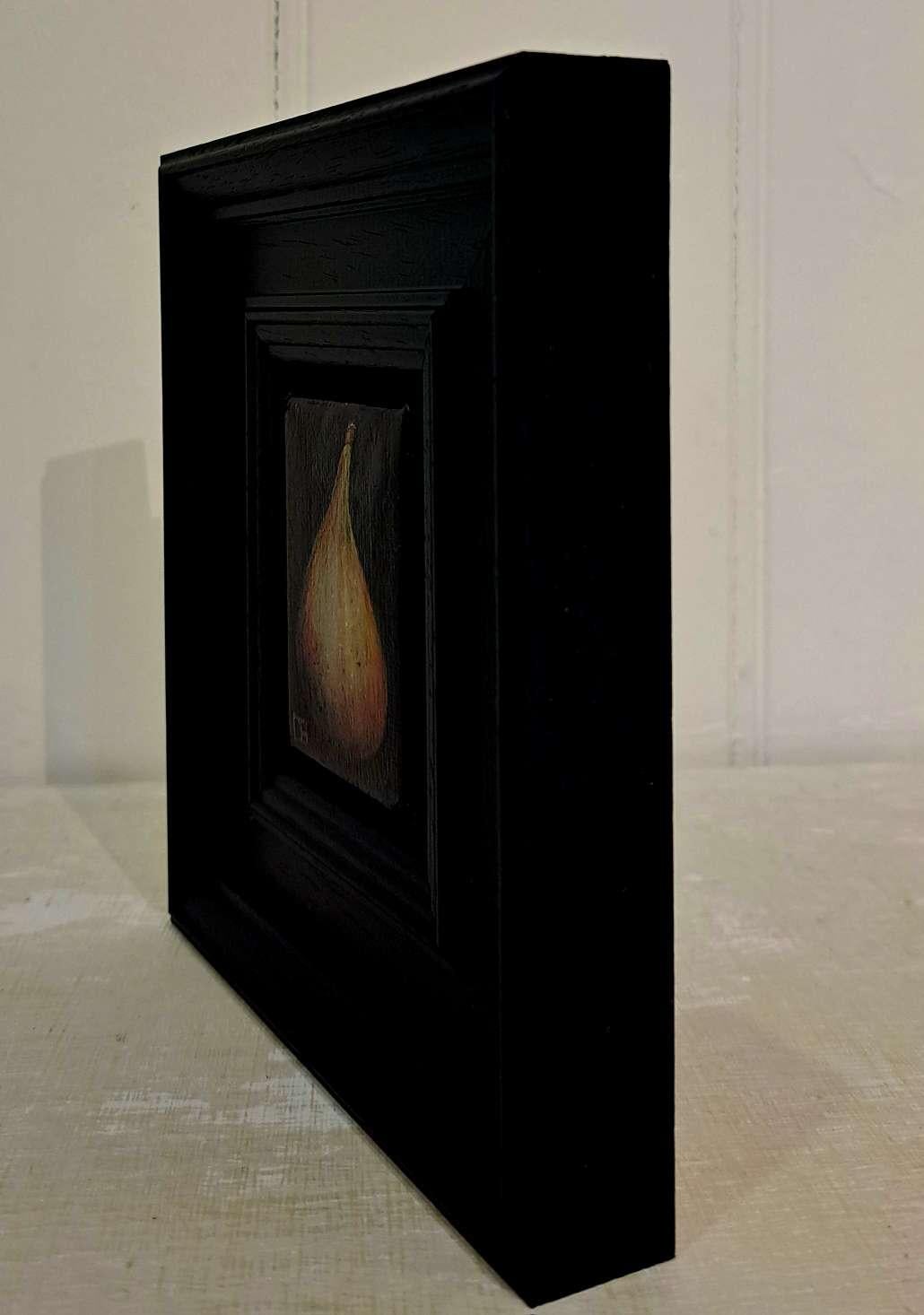 Pocket Ripe Fig ist ein Original-Ölgemälde von Dani Humberstone als Teil ihrer Pocket Painting-Serie, die realistische Ölgemälde in kleinem Maßstab mit einer Anspielung auf die barocke Stilllebenmalerei umfasst. Die Gemälde sind in einen schwarzen