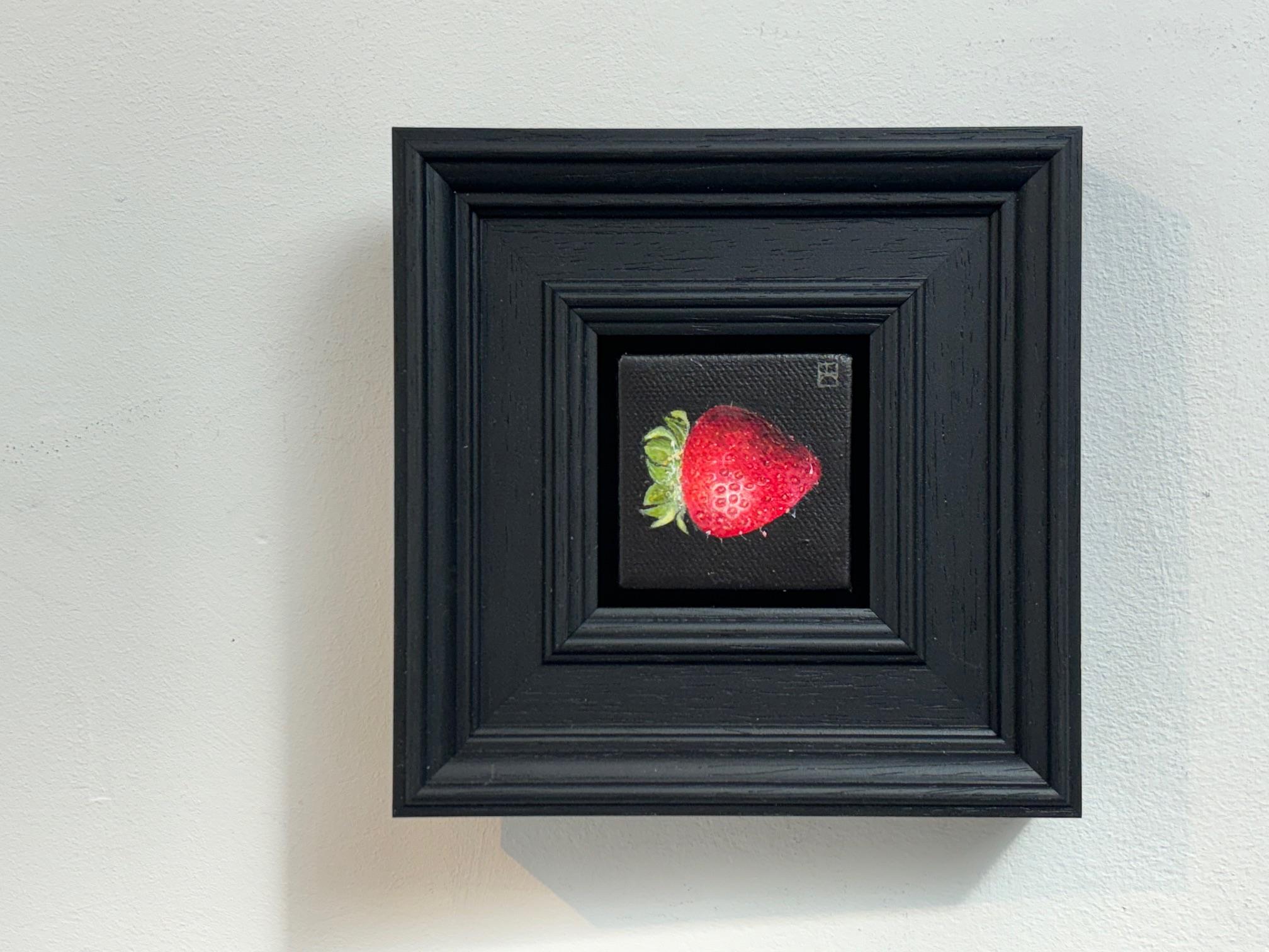 Fresa madura de bolsillo - realismo original naturaleza muerta fruta - arte contemporáneo - Painting de Dani Humberstone