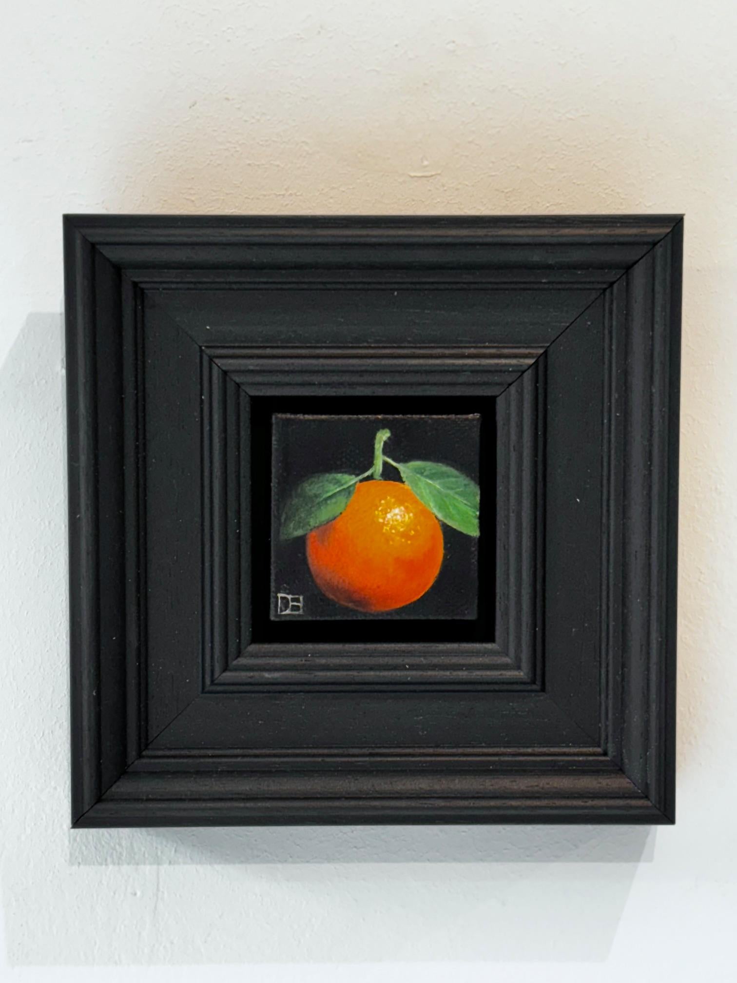Pocket Small Clementine - Original Realismus Stillleben Obst - zeitgenössische Kunst (Schwarz), Still-Life Painting, von Dani Humberstone