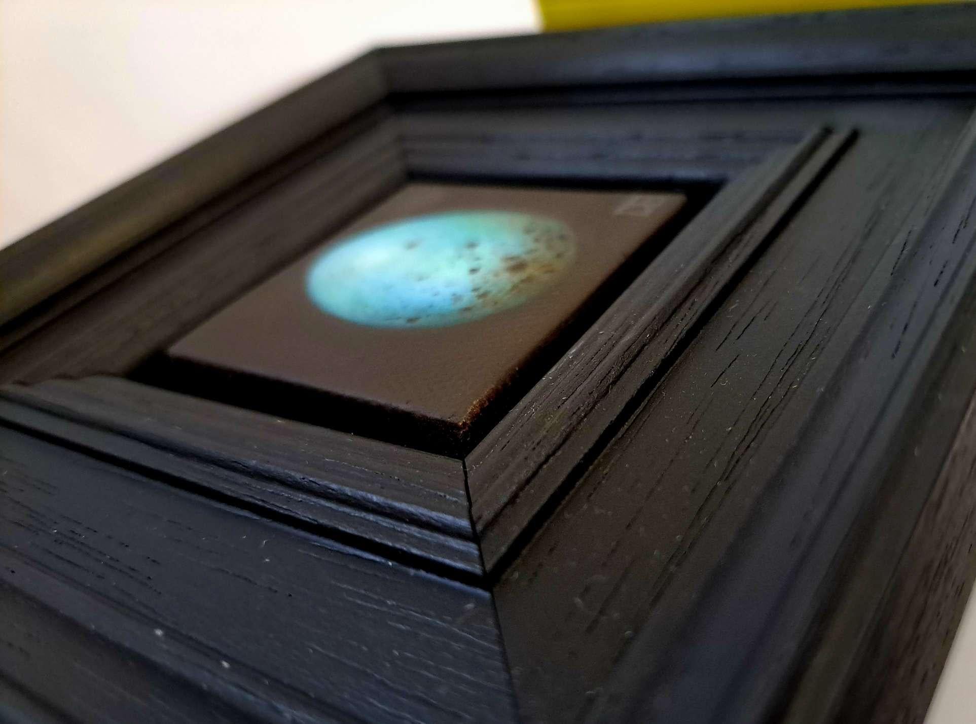Huevo de zorzal cantor de bolsillo, Pintura original, Naturaleza muerta, Arte del huevo - Painting Realista de Dani Humberstone