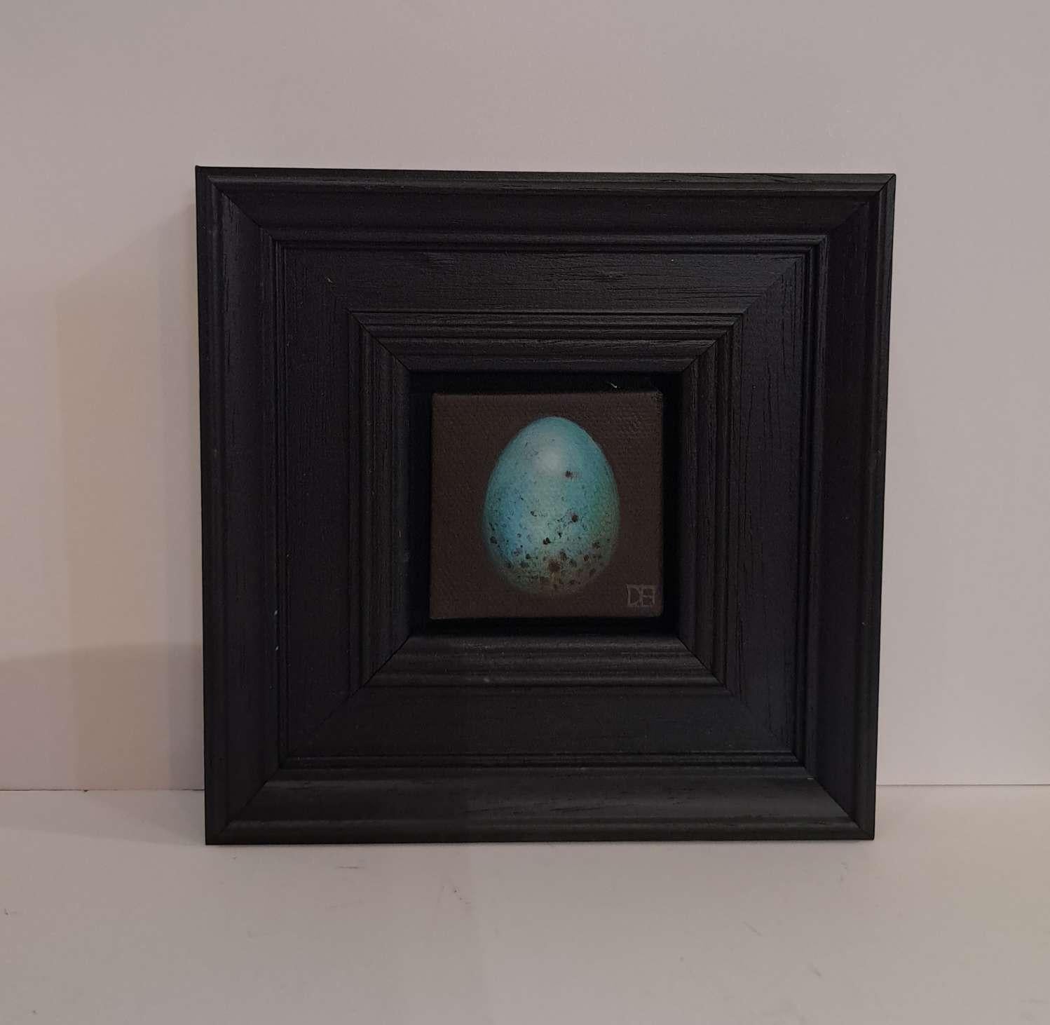 Pocket Song Thrush Egg es un óleo original de Dani Humberstone que forma parte de su serie Pocket Painting, que presenta óleos realistas a pequeña escala, con un guiño a la pintura barroca de bodegones. Los cuadros están colocados en un marco de