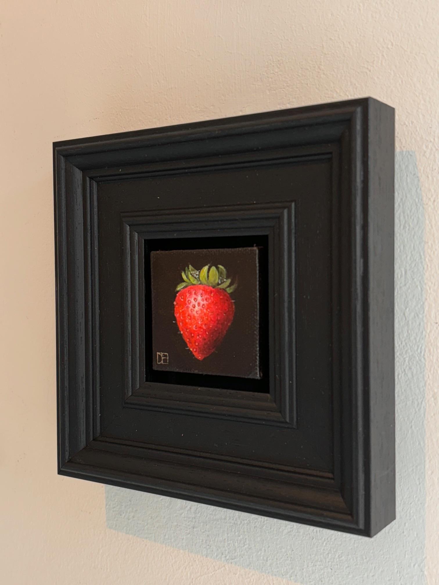 Pocket Strawberry - original realistisches Obststillleben - zeitgenössische Kunst (Realismus), Painting, von Dani Humberstone