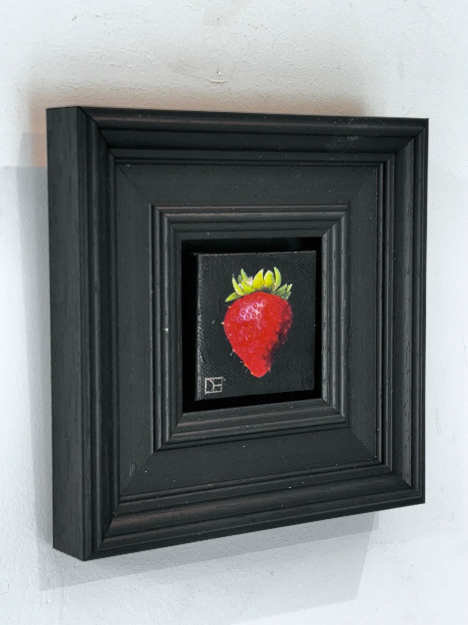 Pocket Strawberry - original realistisches Obststillleben - zeitgenössische Kunst (Schwarz), Still-Life Painting, von Dani Humberstone